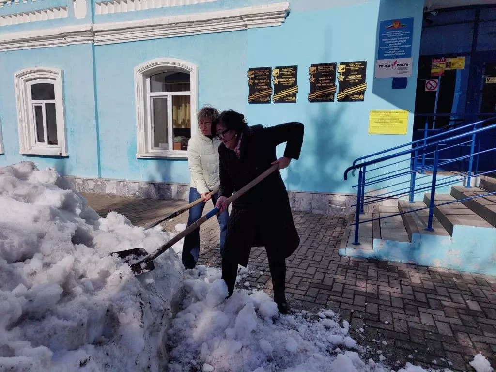 Чистота начинается с себя: Мензелинск встретил весну общегородским субботником