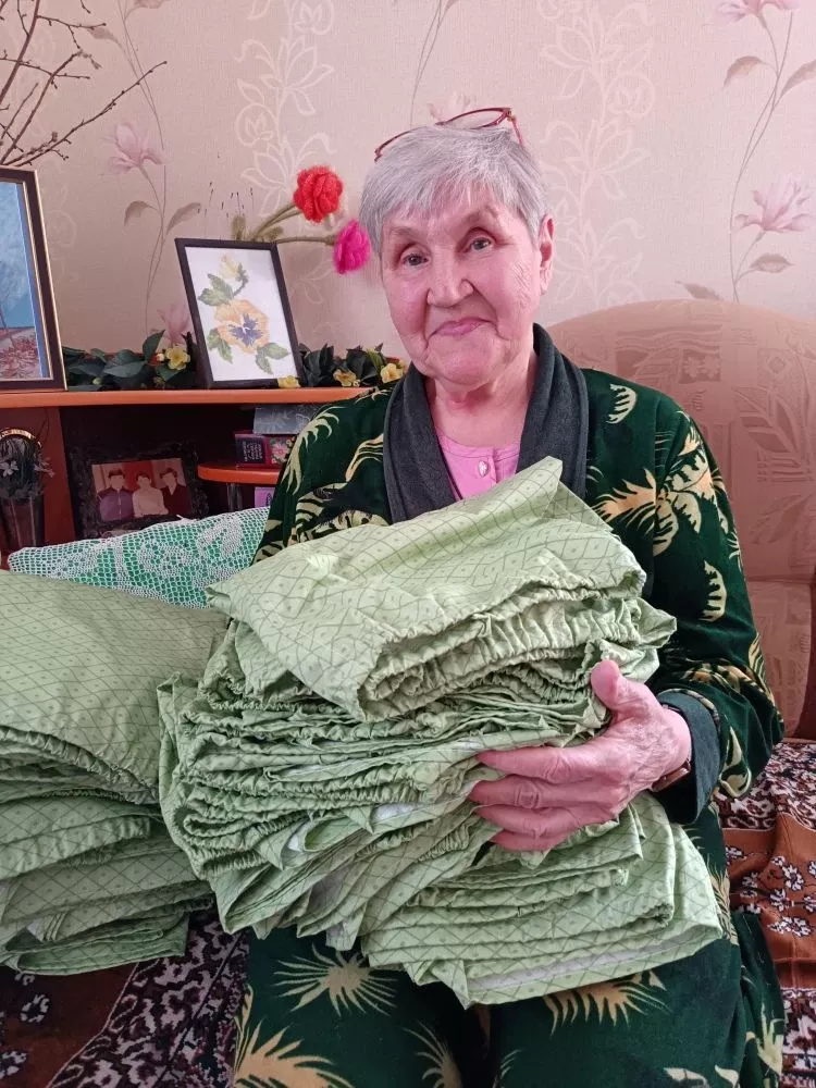 77-летняя рукодельница Роза Гиздуллина помогает фронту