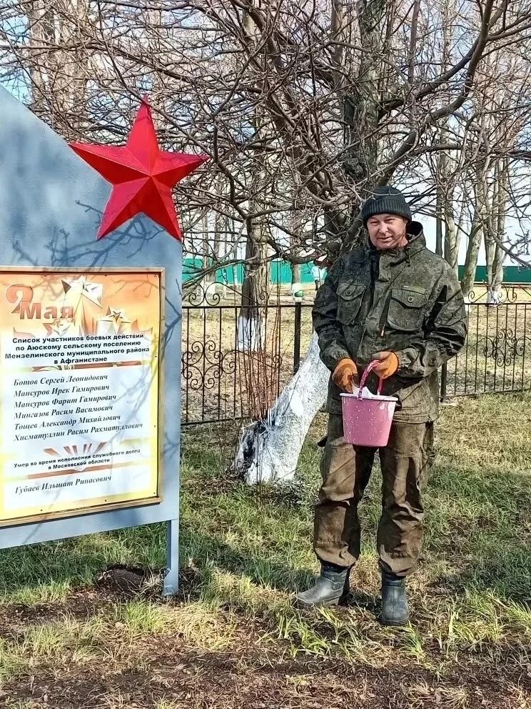 Субботник у памятника героям ВОВ: школьники Аюской школы благоустроили мемориал