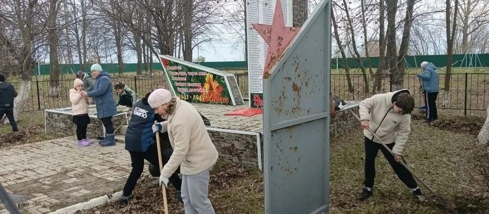 Субботник у памятника героям ВОВ: школьники Аюской школы благоустроили мемориал