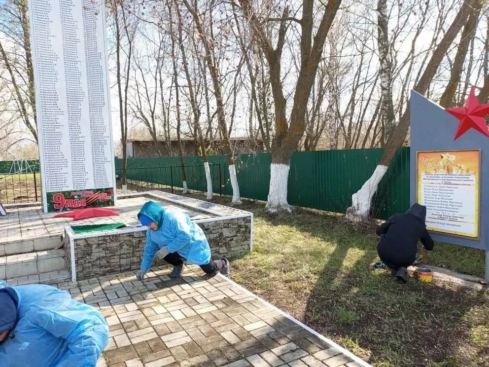 Субботник у памятника героям ВОВ: школьники Аюской школы благоустроили мемориал