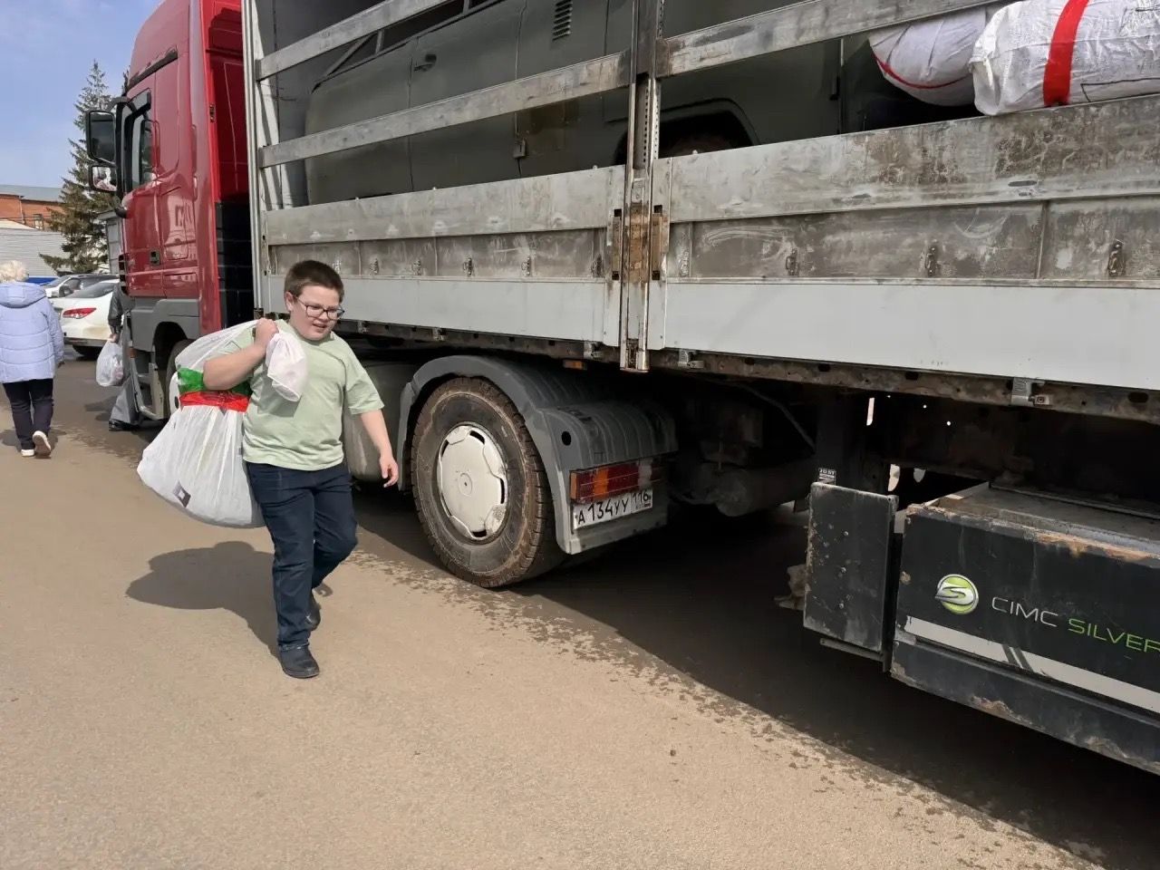 Из Мензелинска отправили пасхальные открытки и целую фуру с гуманитарной помощью