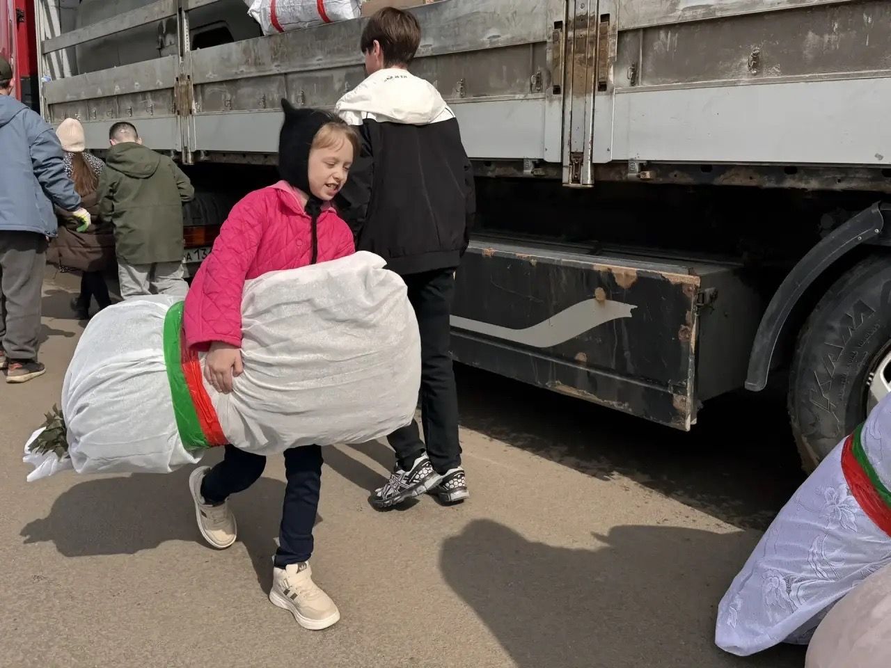 Из Мензелинска отправили пасхальные открытки и целую фуру с гуманитарной помощью