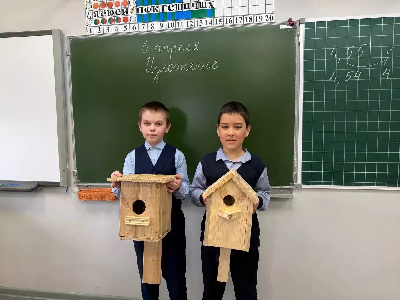 Юнармейцы первой школы подарили птицам новые домики