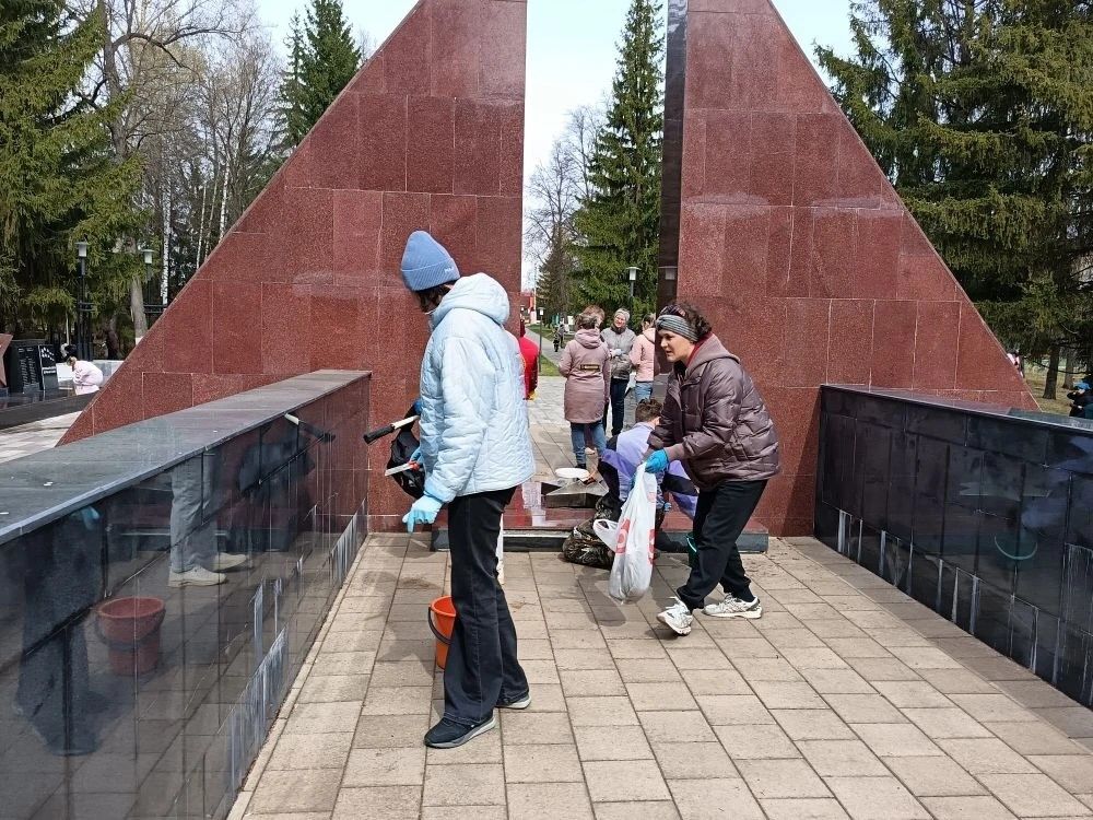 Мензелинцы встретили Первомай созидательным трудом: общегородской субботник объединил жителей