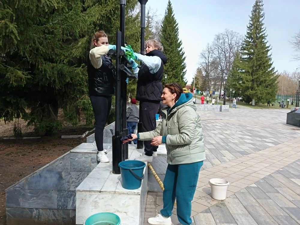 Мензелинцы встретили Первомай созидательным трудом: общегородской субботник объединил жителей