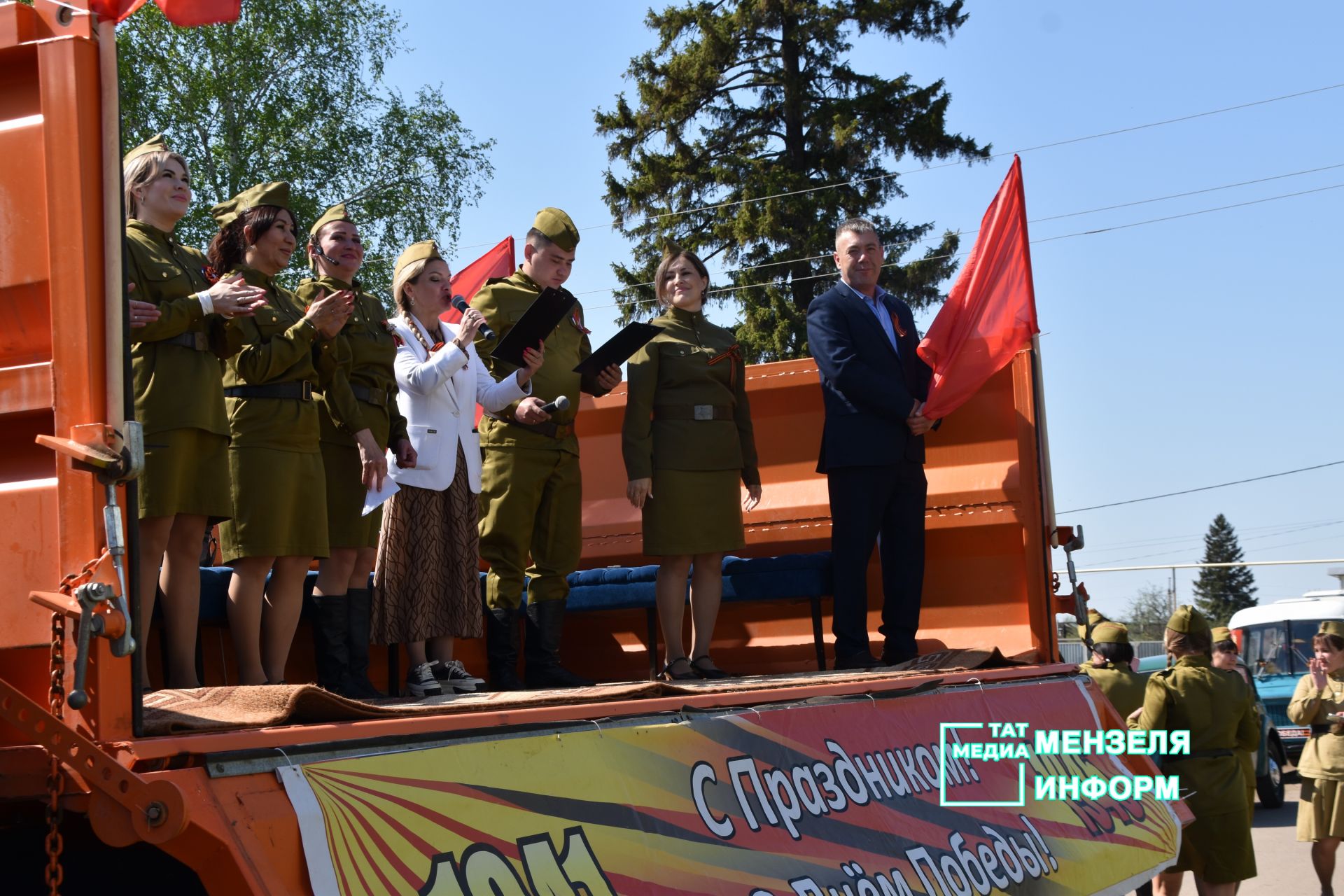 Ветеранов Мензелинска поздравили концертами во дворах домов