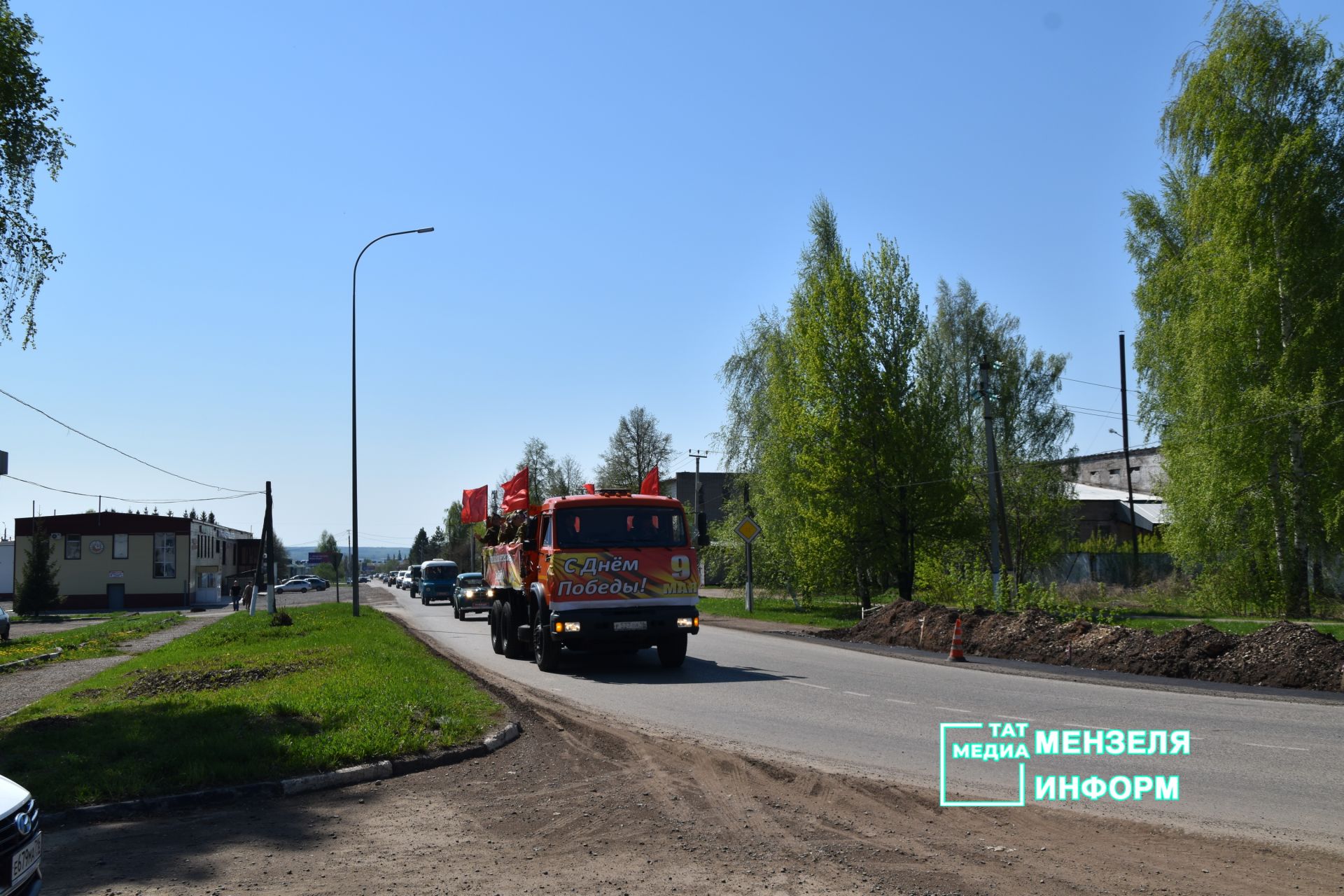 Ветеранов Мензелинска поздравили концертами во дворах домов