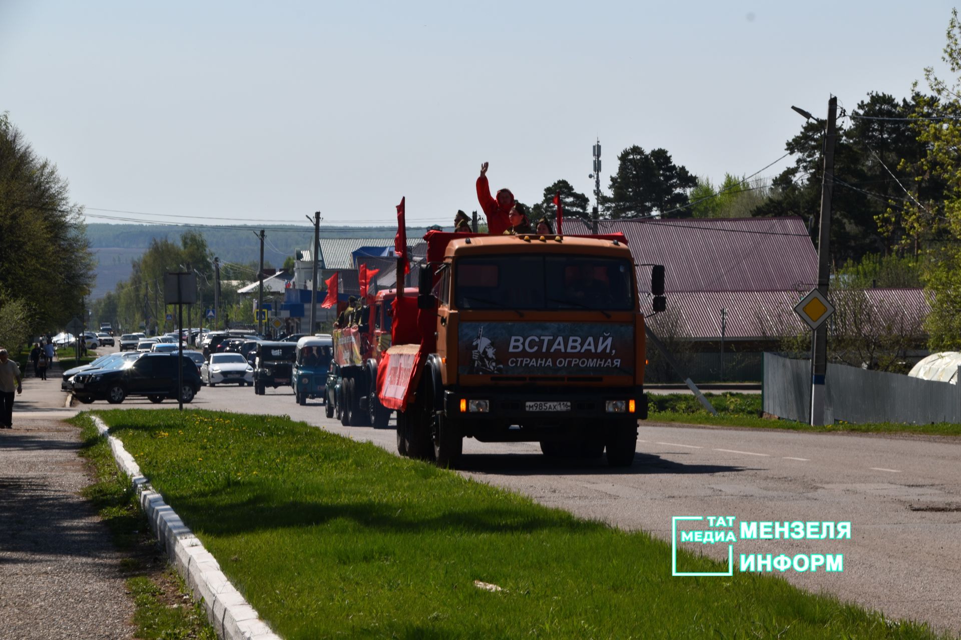Ветеранов Мензелинска поздравили концертами во дворах домов