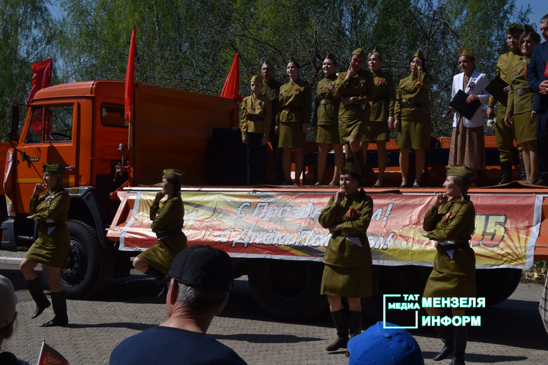 Ветеранов Мензелинска поздравили концертами во дворах домов