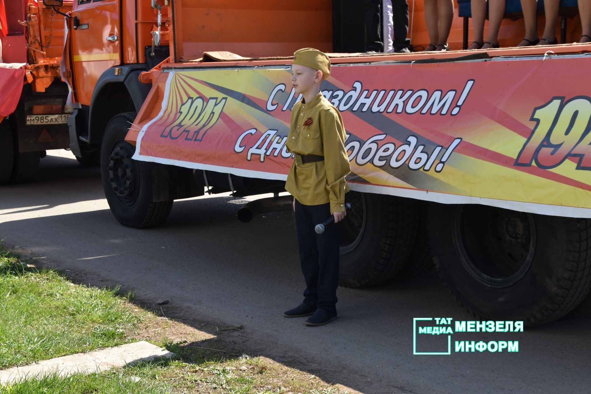 Ветеранов Мензелинска поздравили концертами во дворах домов