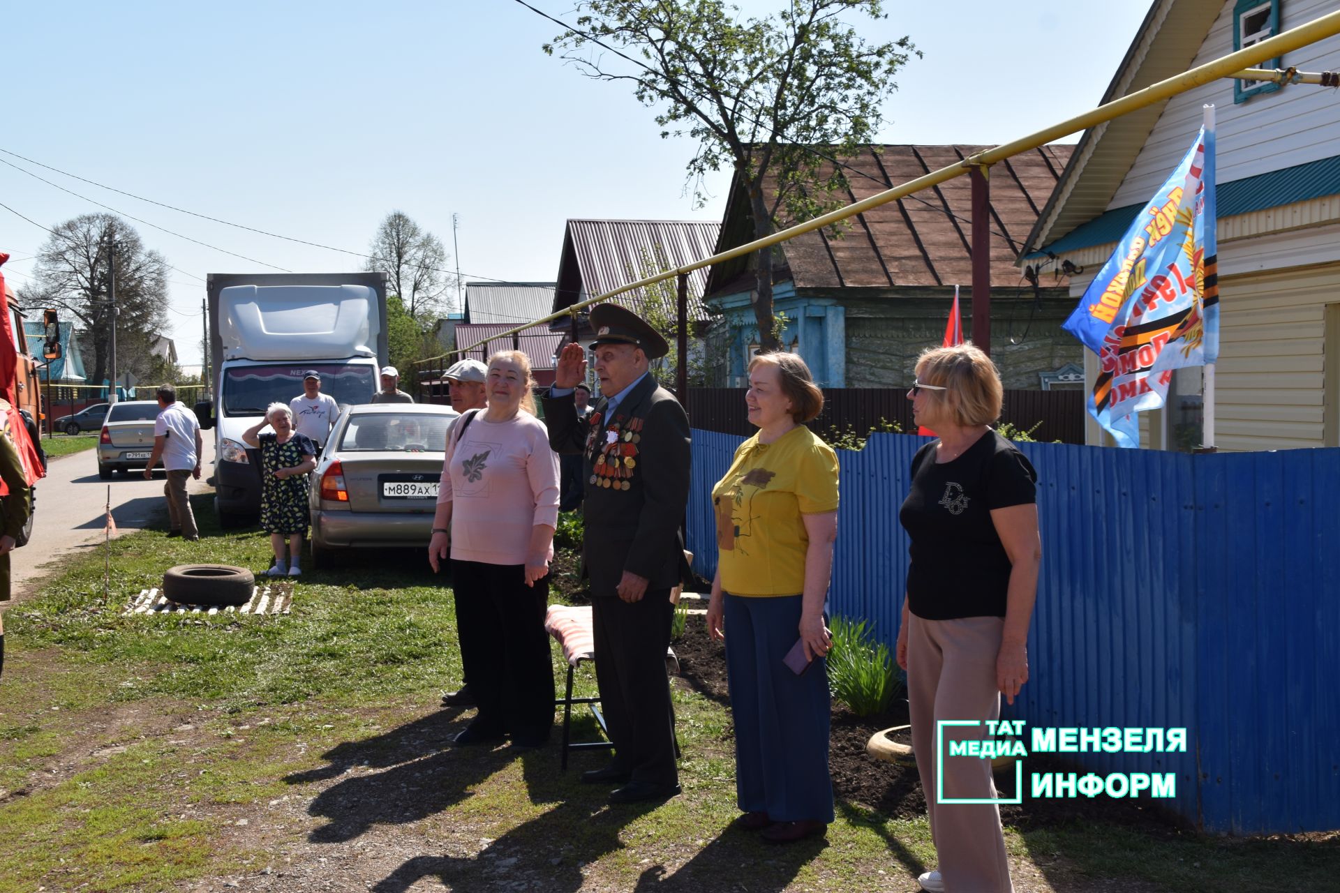 Ветеранов Мензелинска поздравили концертами во дворах домов