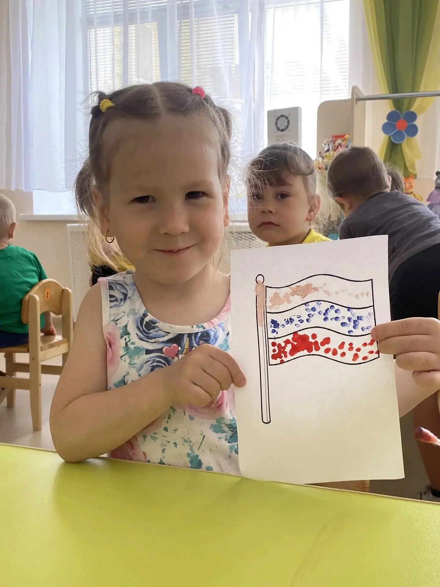 Малышы из детского сада № 10 «Чишма» нарисовали флаг России ватными палочками