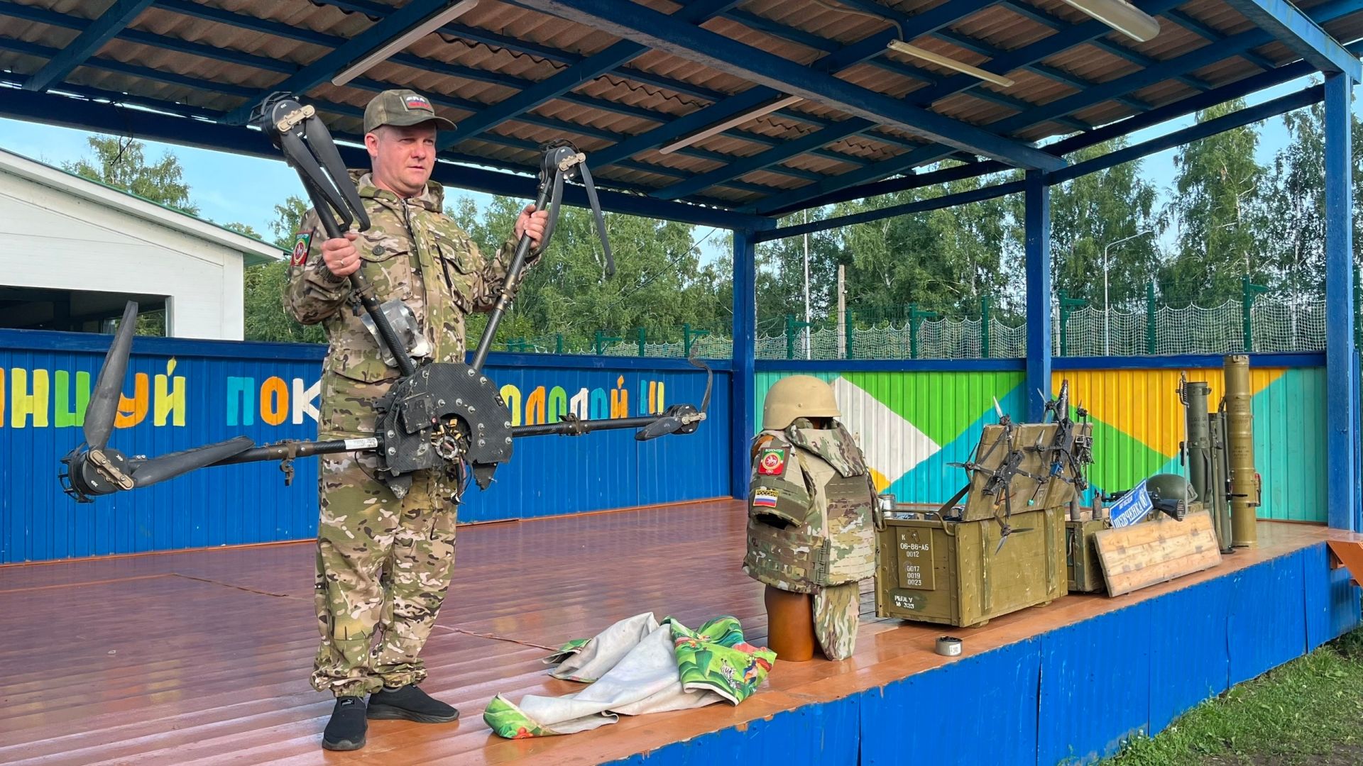 В лагере «Олимпиец» волонтер Андрей Касаткин провел «Урок мужества»