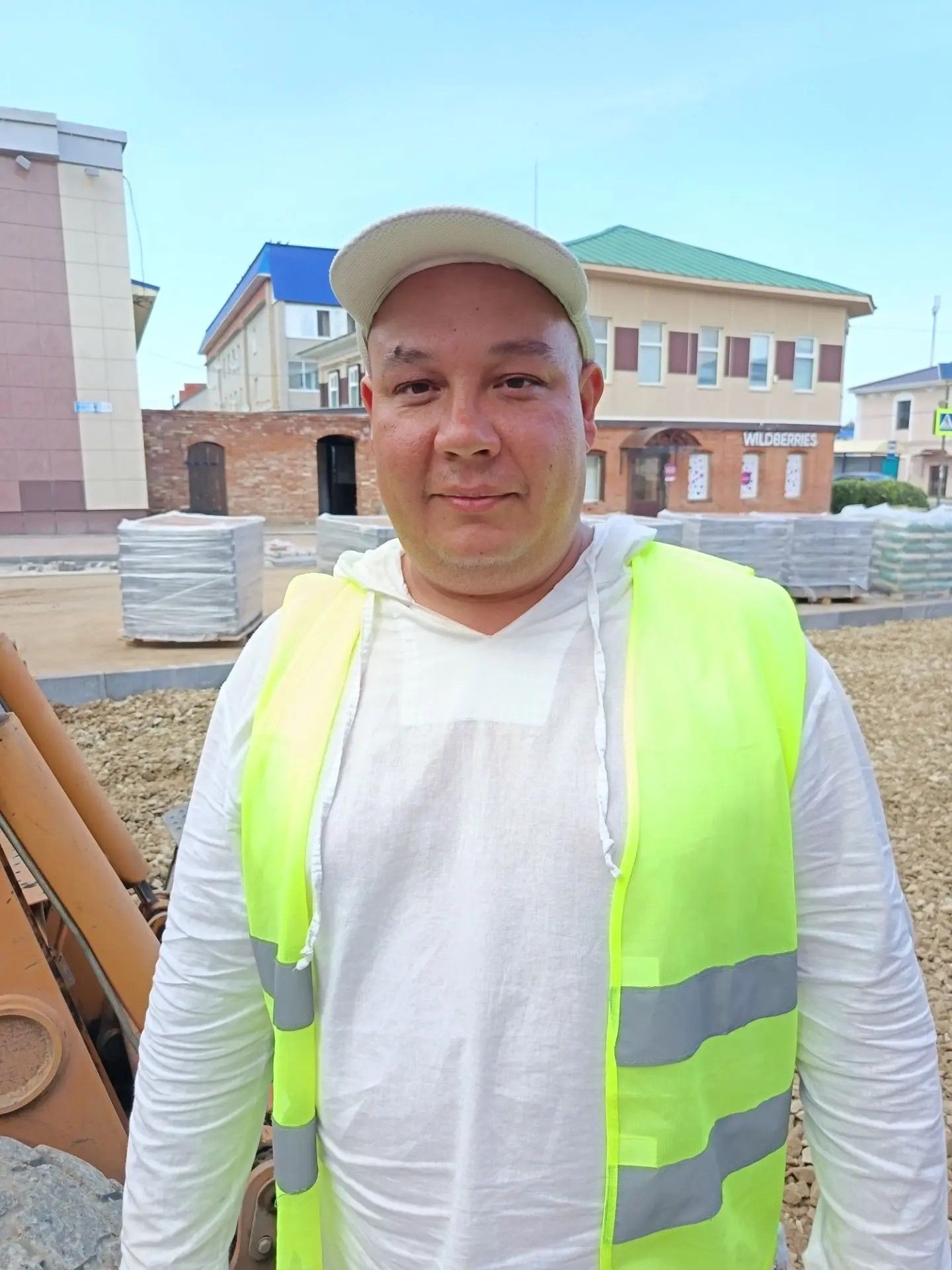 Василь Зайцев создает основу будущей велодорожки