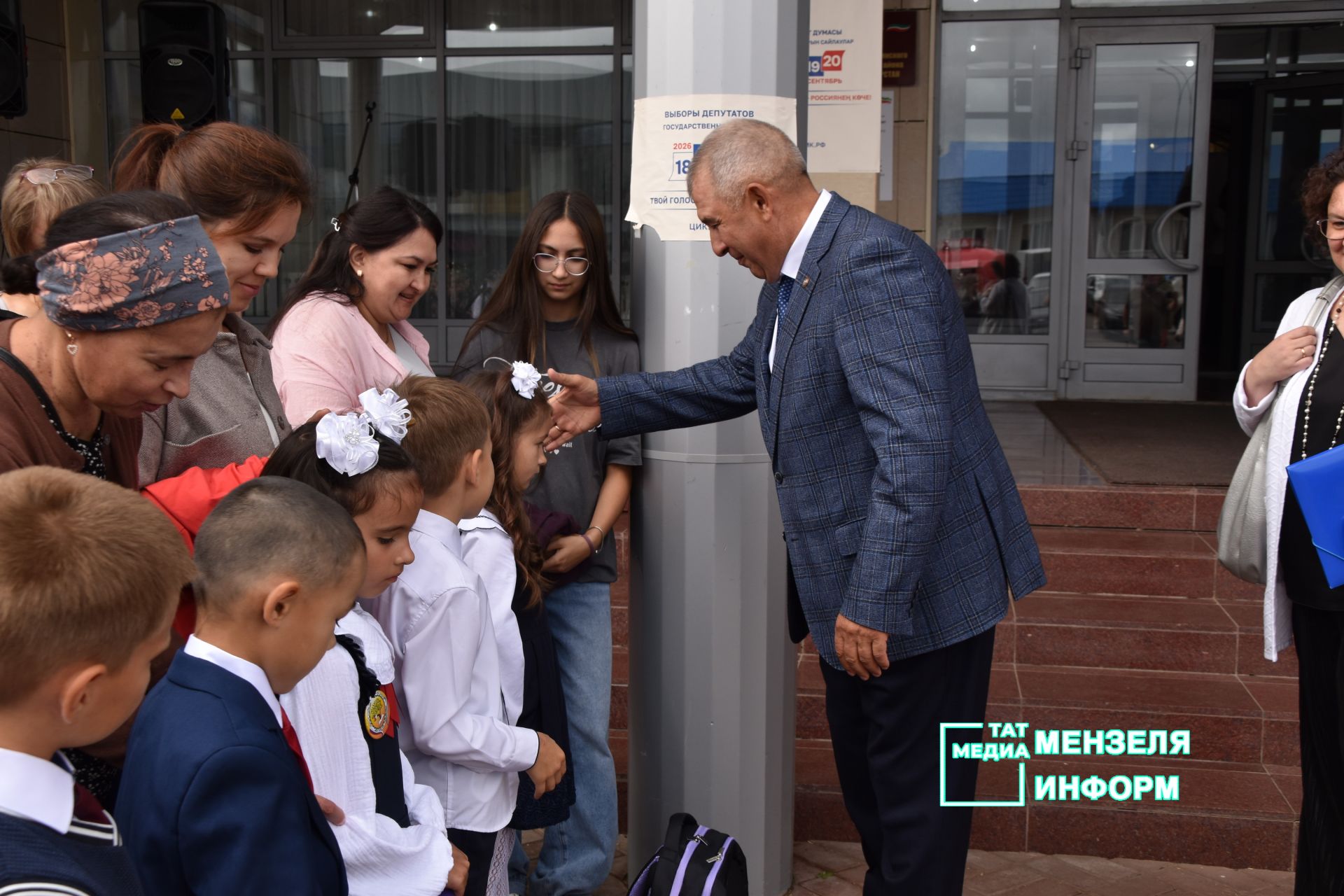 Будущие мензелинские первоклассники получили подарки к школе