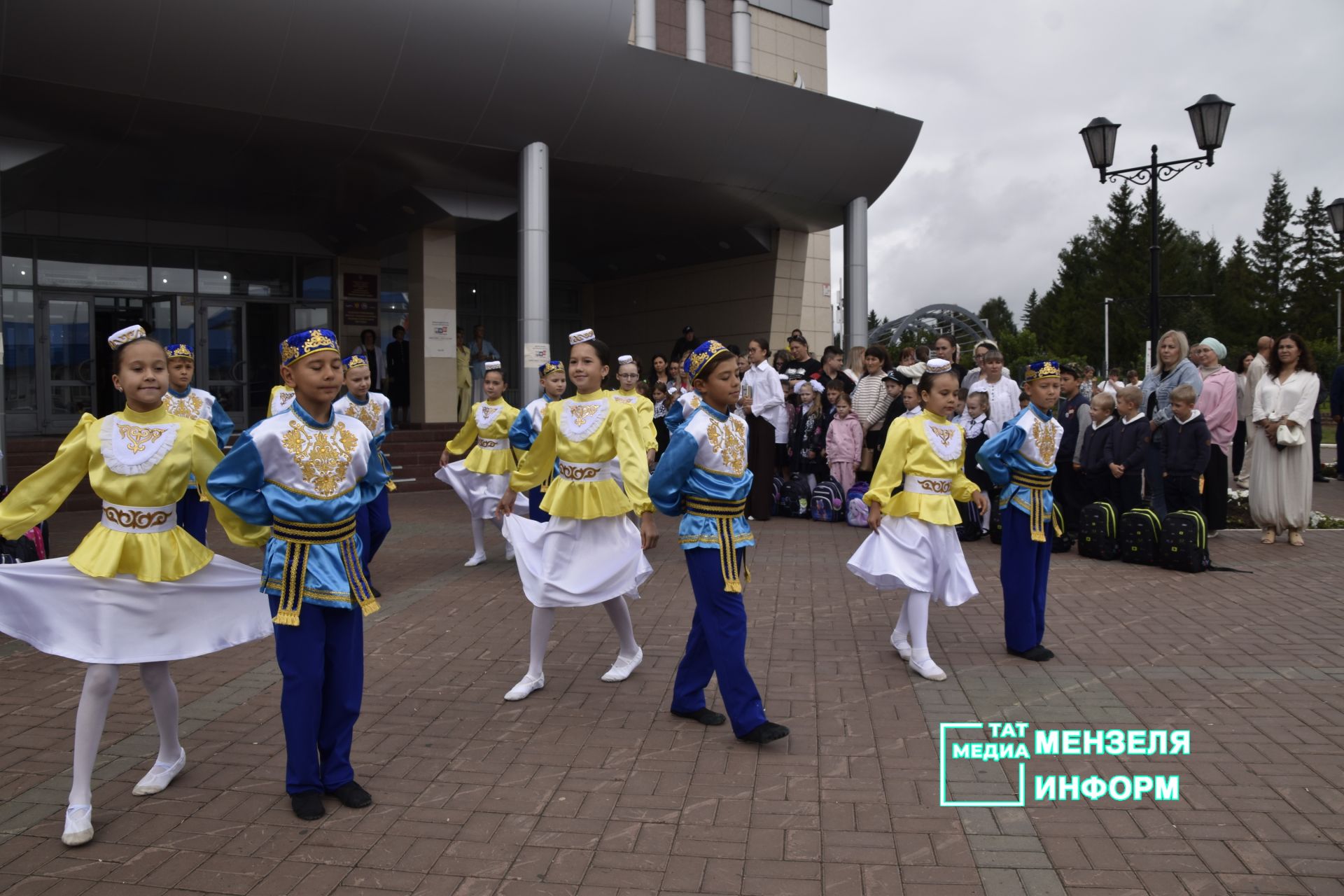 Будущие мензелинские первоклассники получили подарки к школе