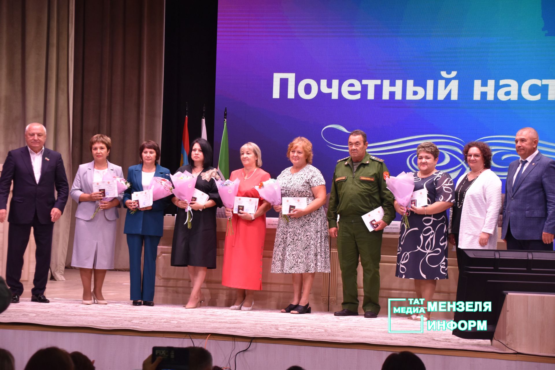 Педагогов наградили за вклад в развитие образования на августовской конференции