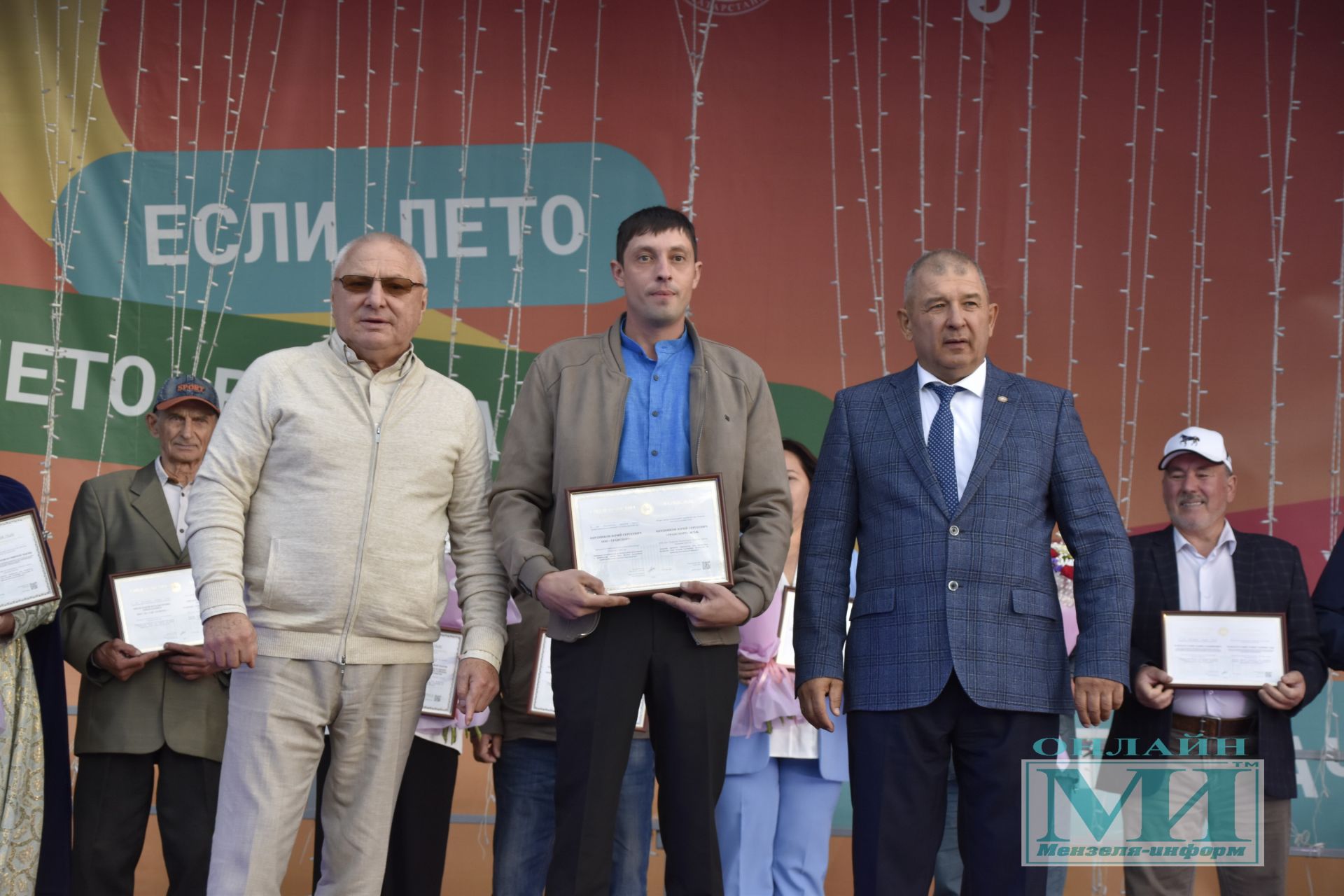 В Мензелинске вручили свидетельства о внесении в электронную Доску почёта РТ
