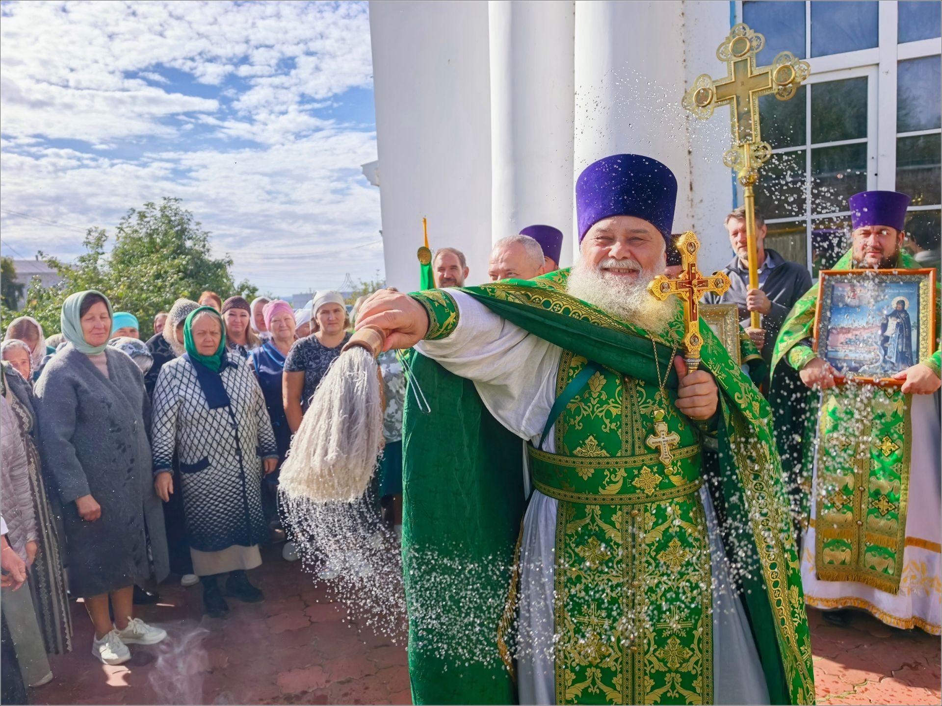 В Мензелинске прошли праздничная Литургия и крестный ход