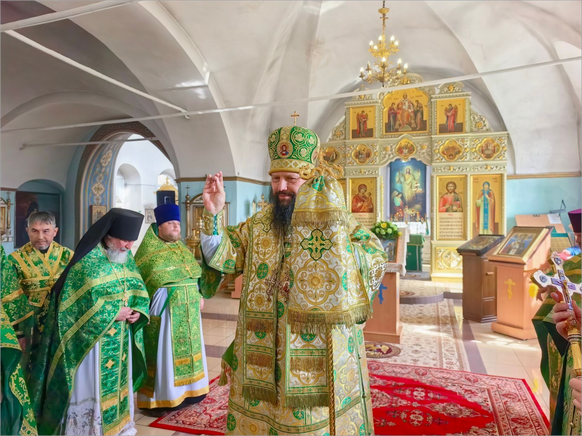 В Мензелинске прошли праздничная Литургия и крестный ход