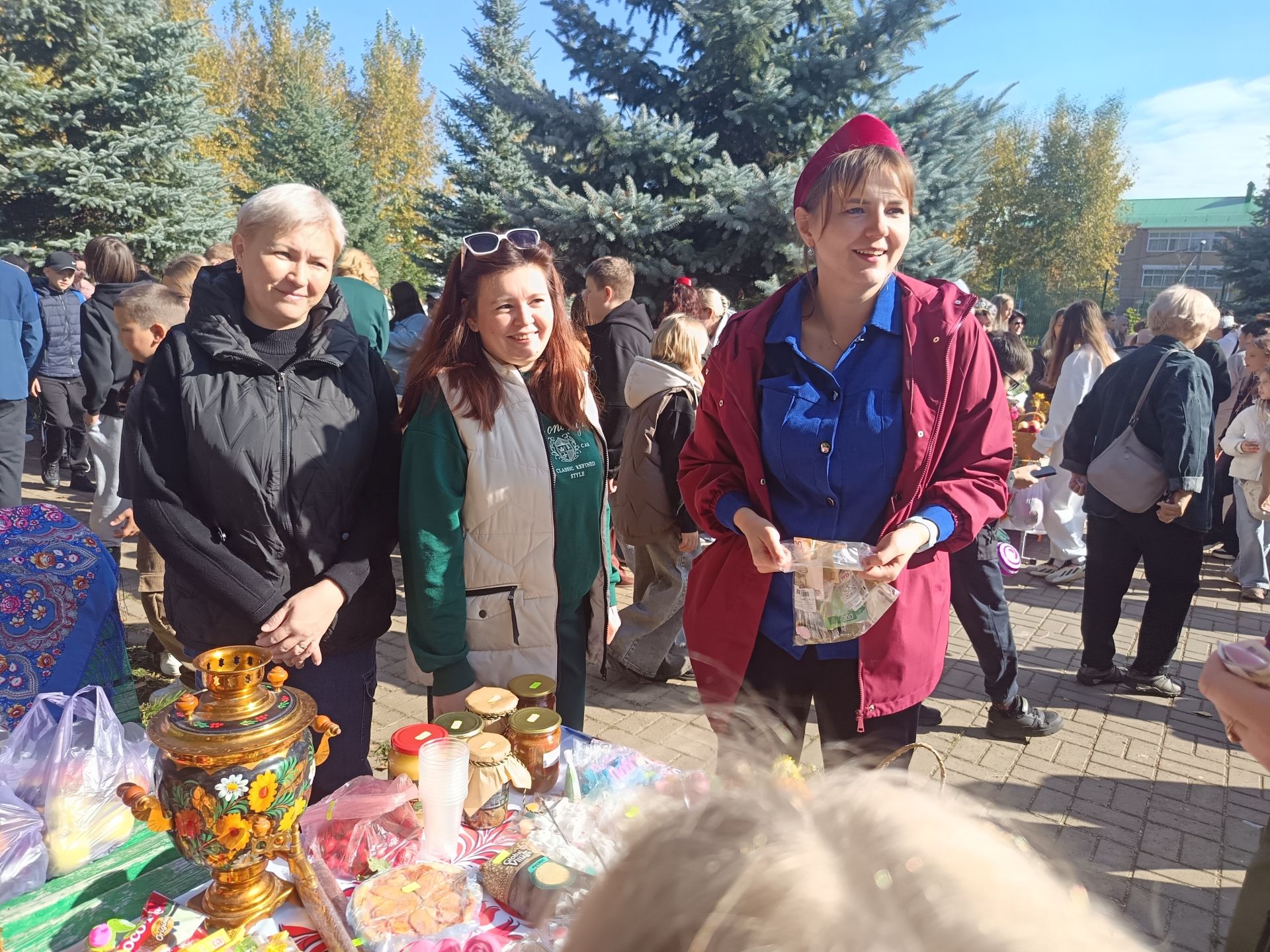 В Мензелинске благотворительная ярмарка в поддержку бойцов СВО собрала 256 тысяч рублей