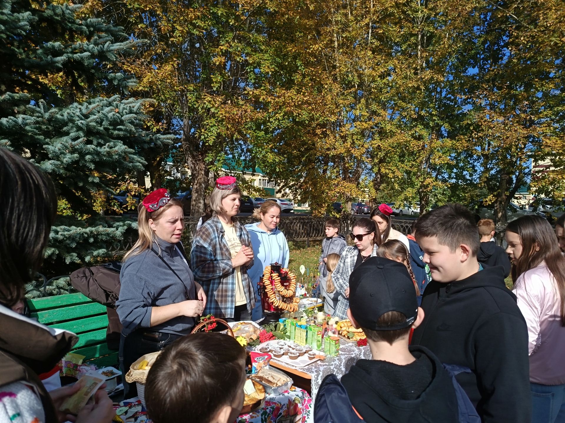 В Мензелинске благотворительная ярмарка в поддержку бойцов СВО собрала 256 тысяч рублей