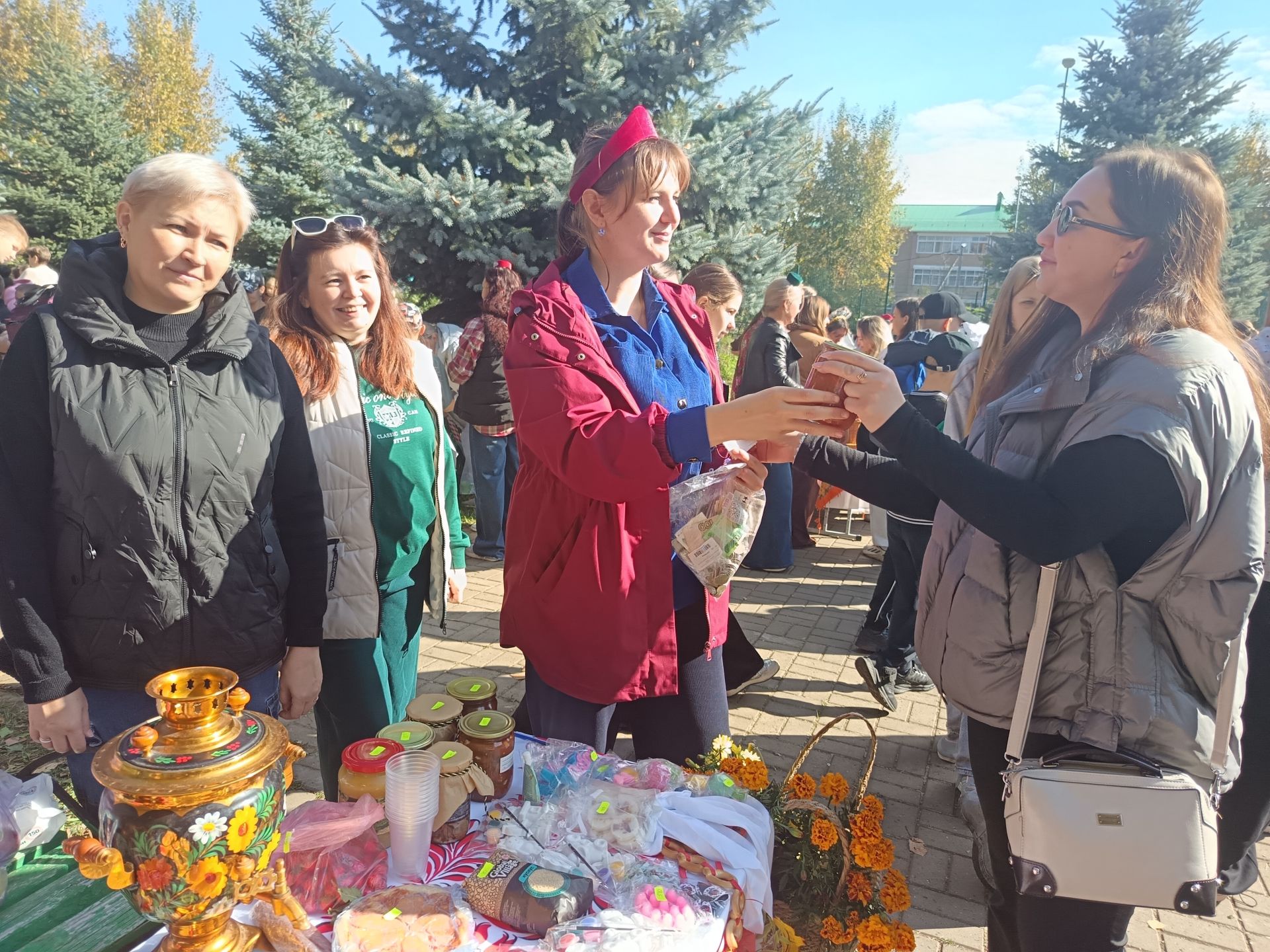 В Мензелинске благотворительная ярмарка в поддержку бойцов СВО собрала 256 тысяч рублей
