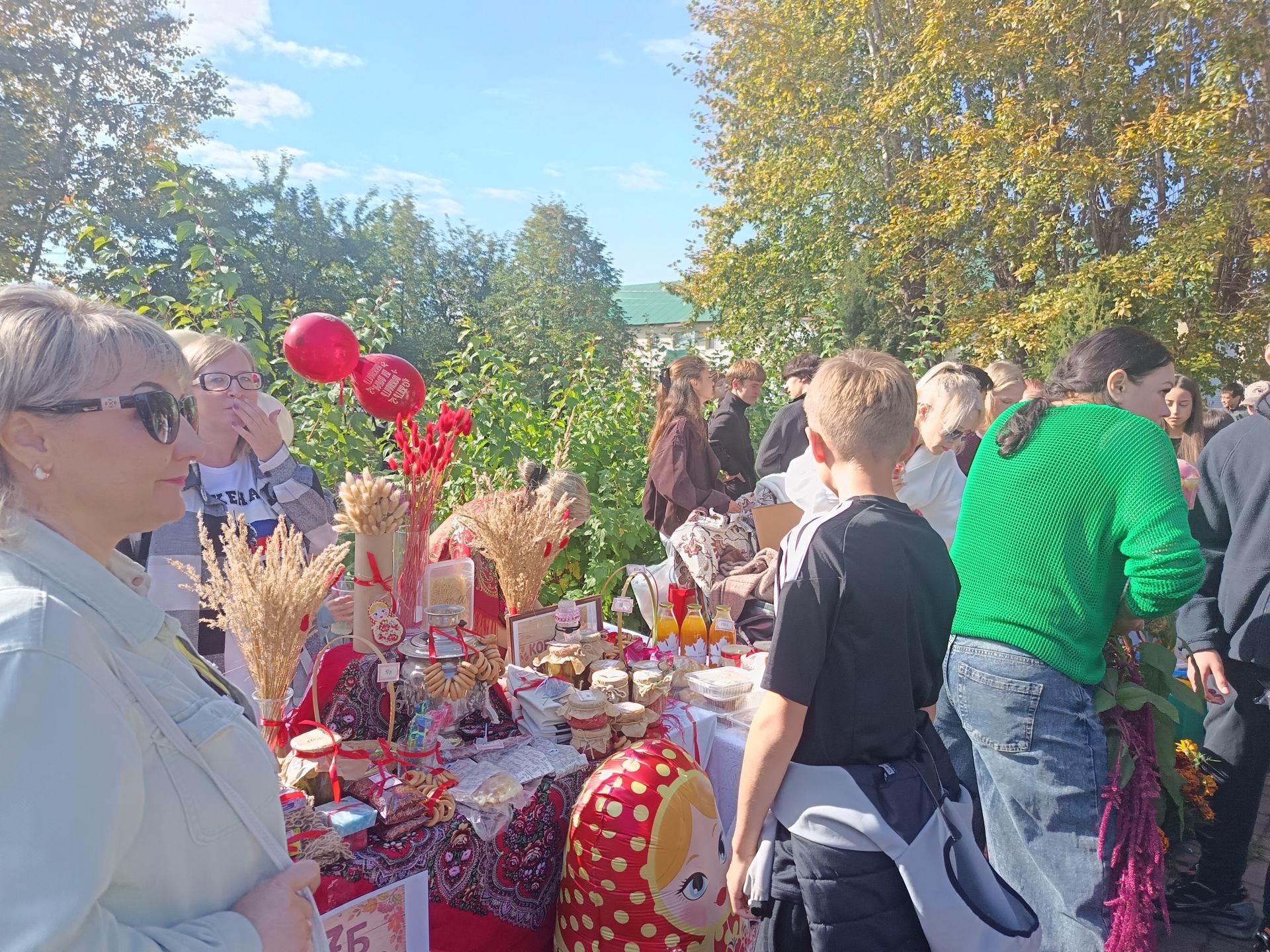 В Мензелинске благотворительная ярмарка в поддержку бойцов СВО собрала 256 тысяч рублей