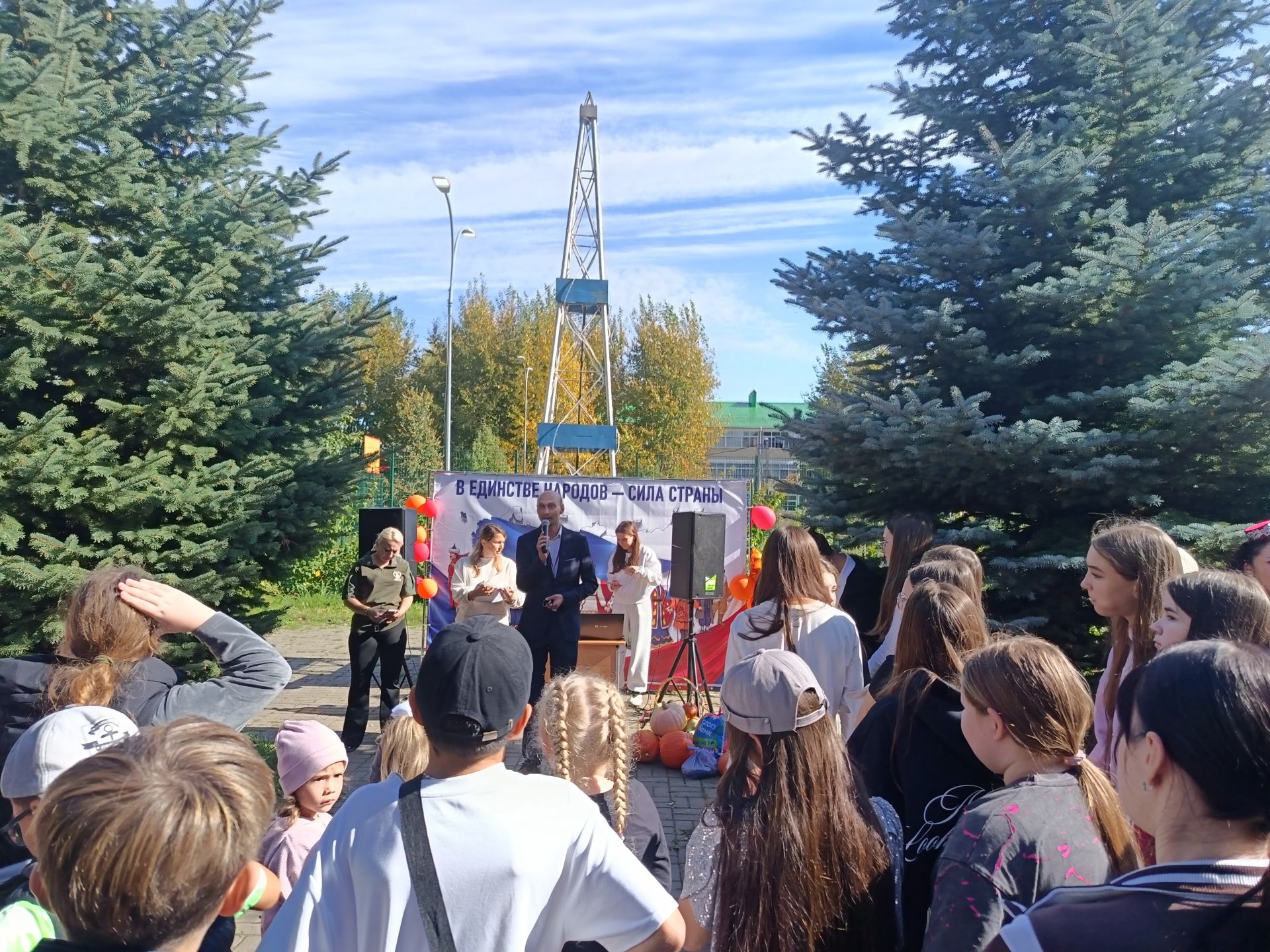 В Мензелинске благотворительная ярмарка в поддержку бойцов СВО собрала 256 тысяч рублей