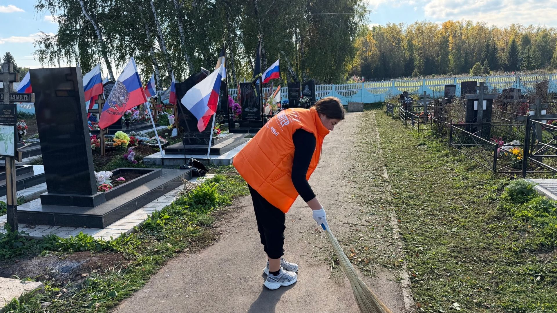 Волонтёры привели в порядок Аллею Славы