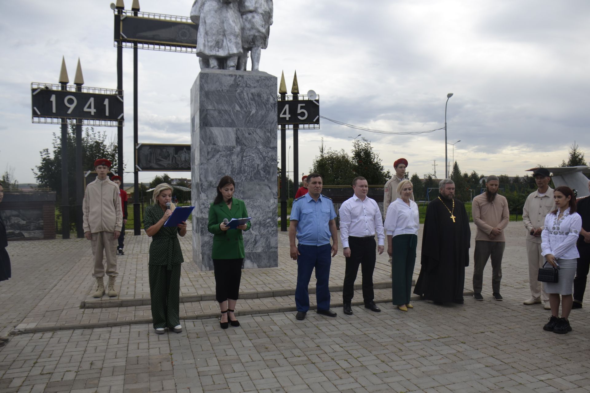 Молодежь Мензелинска приняла участие на митинге ко Дню солидарности в борьбе с терроризмом
