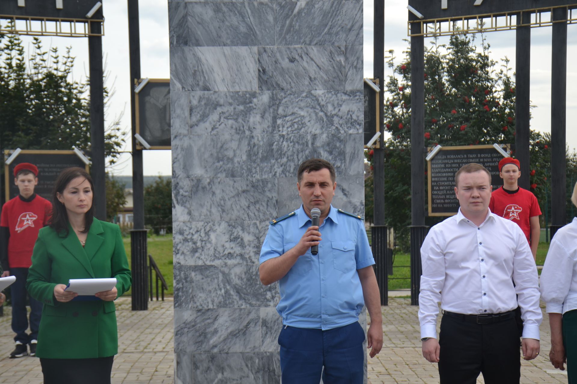 Молодежь Мензелинска приняла участие на митинге ко Дню солидарности в борьбе с терроризмом