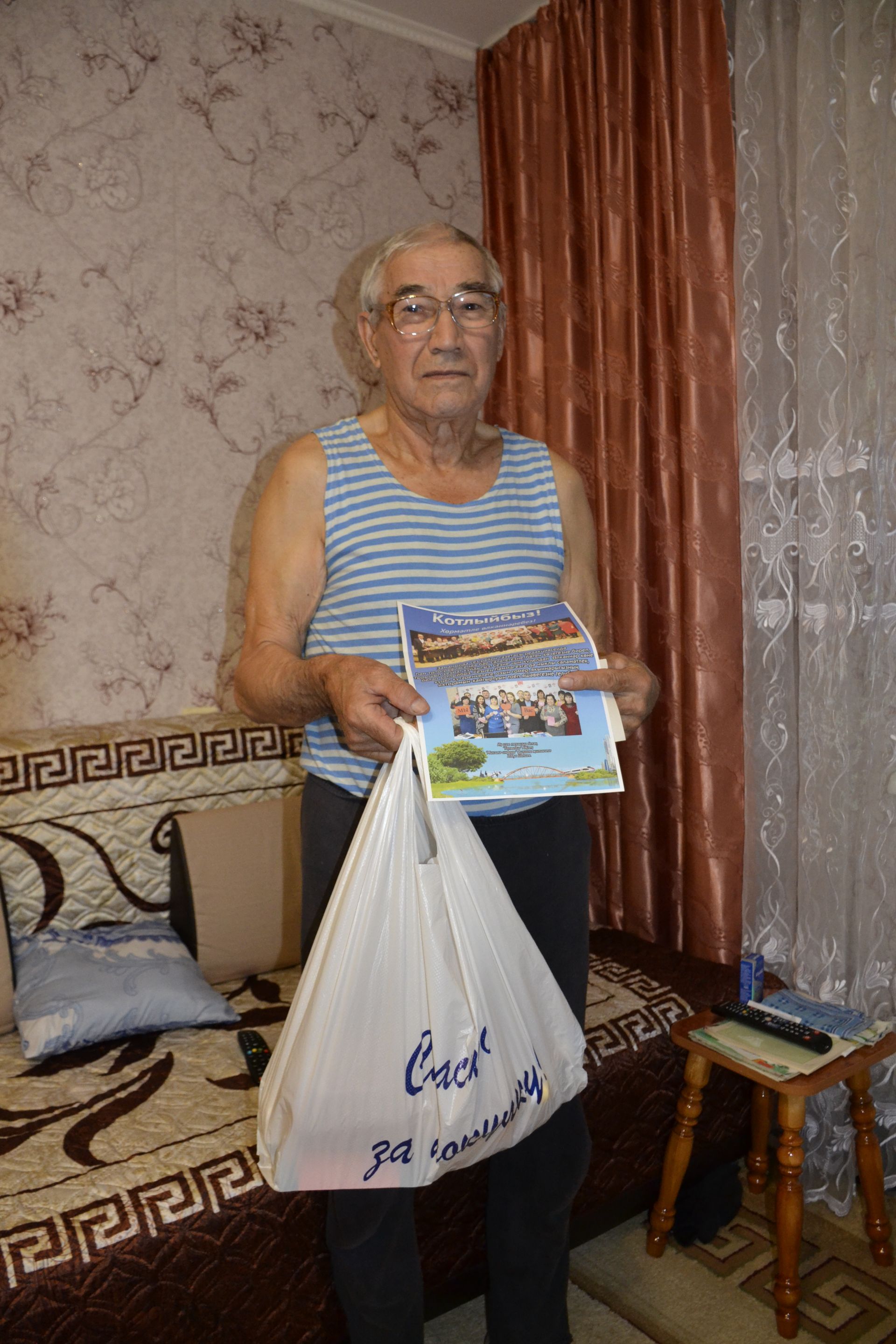 Вручение подарков в честь Декады пожилых ветеранам газеты "Минзәлә"-"Мензеля"
