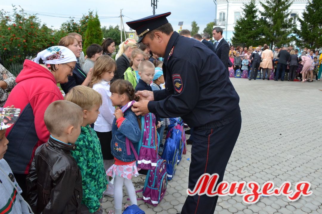 Помогли мензелинским детям собраться в школу