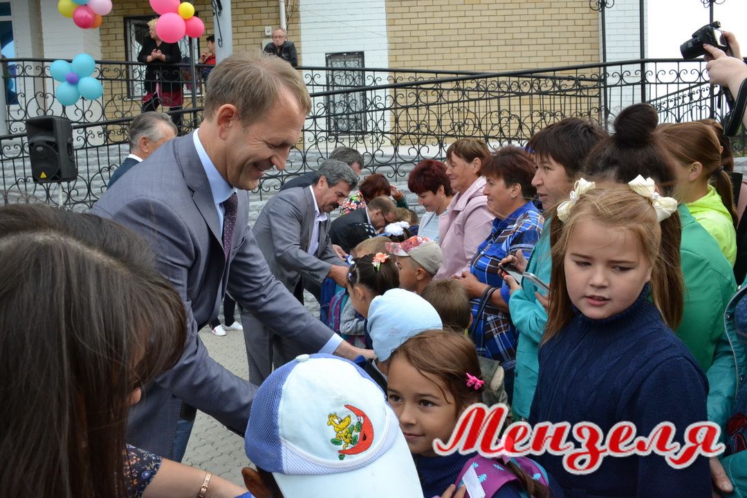 Помогли мензелинским детям собраться в школу