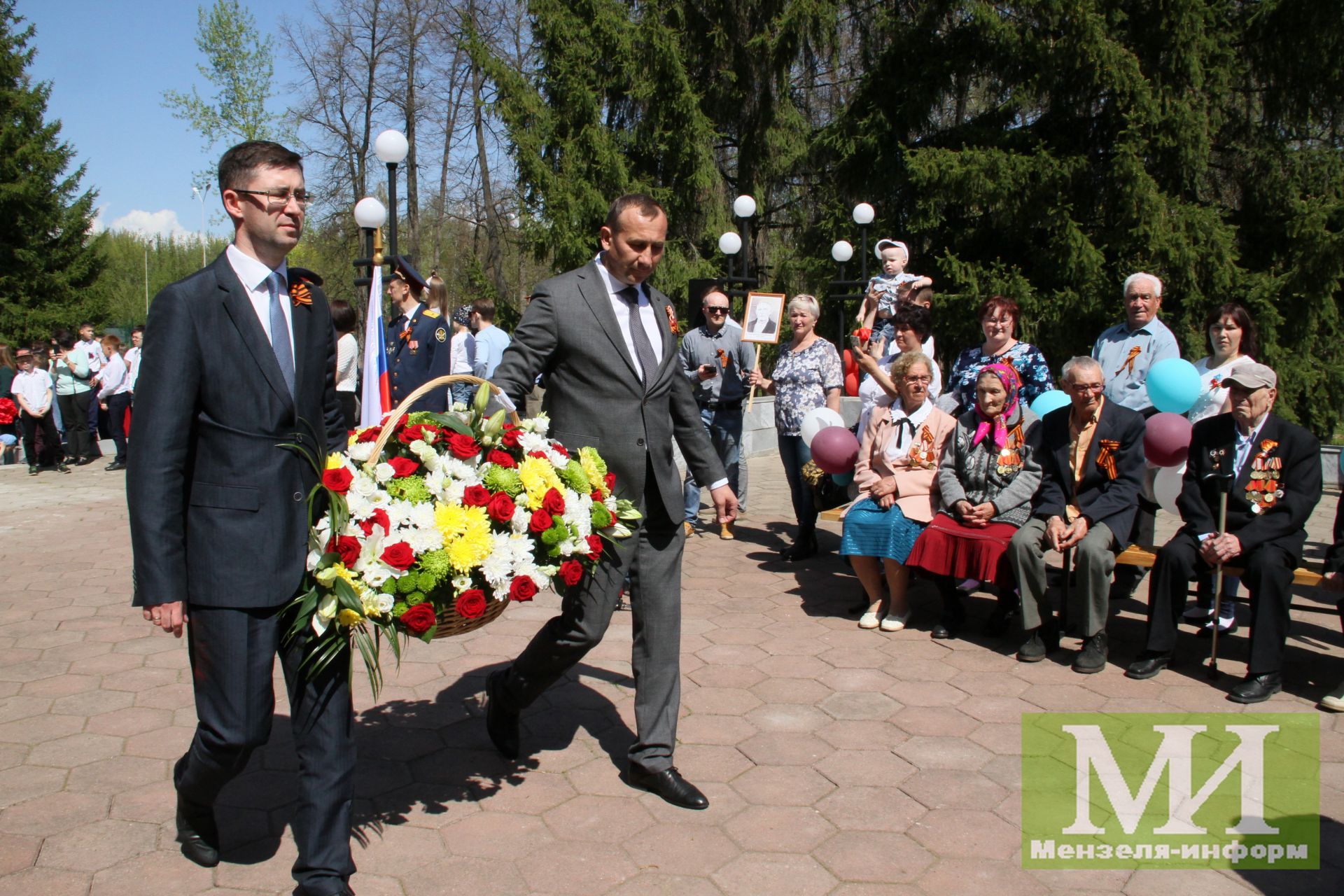 Мензелинцы возложили цветы к вечному огню в День Победы