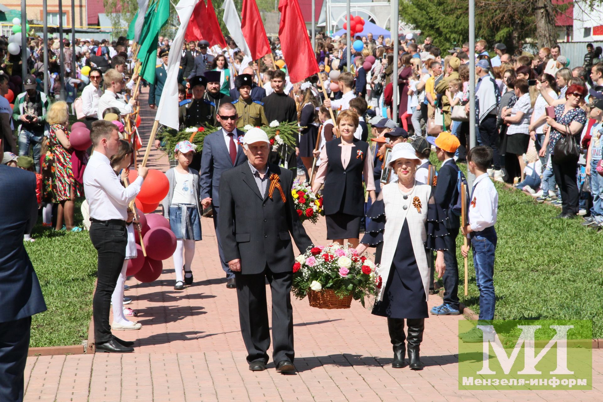 Мензелинцы возложили цветы к вечному огню в День Победы
