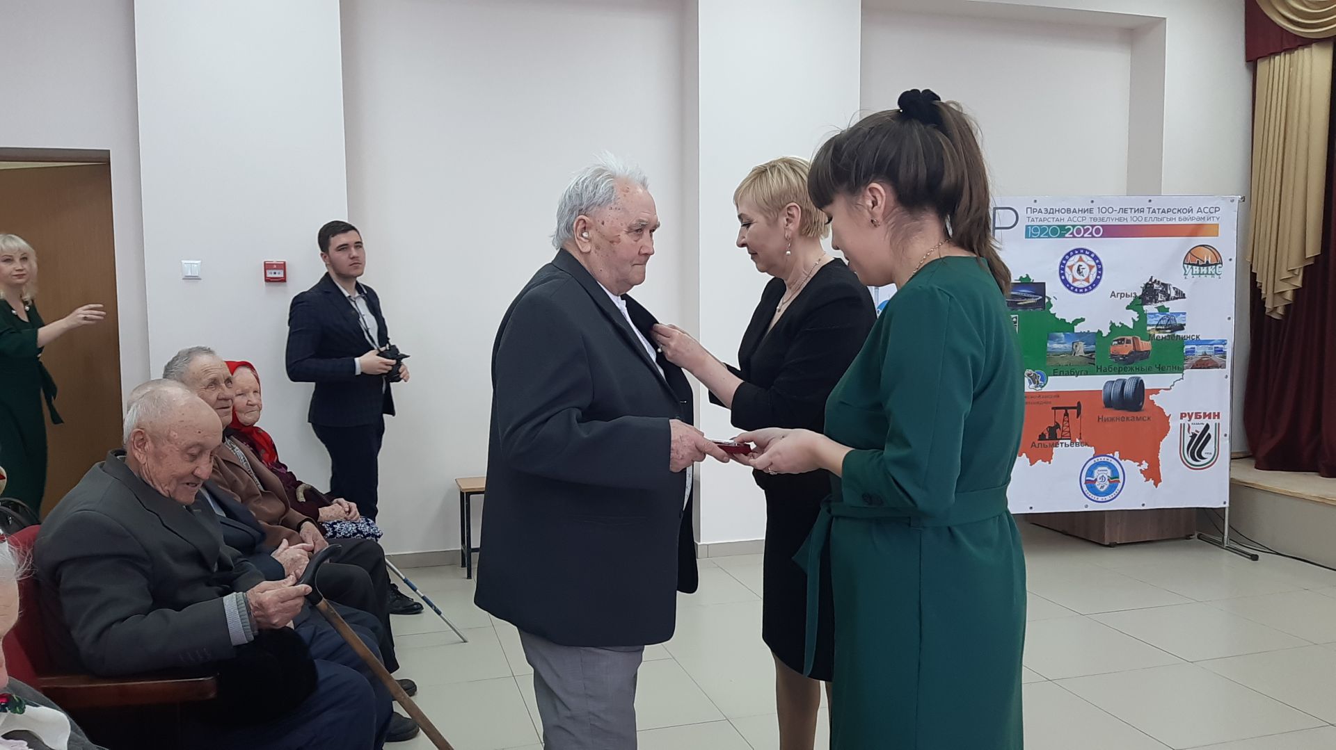 Вручение ветеранам медалей 75 лет Победы в СОШ №2