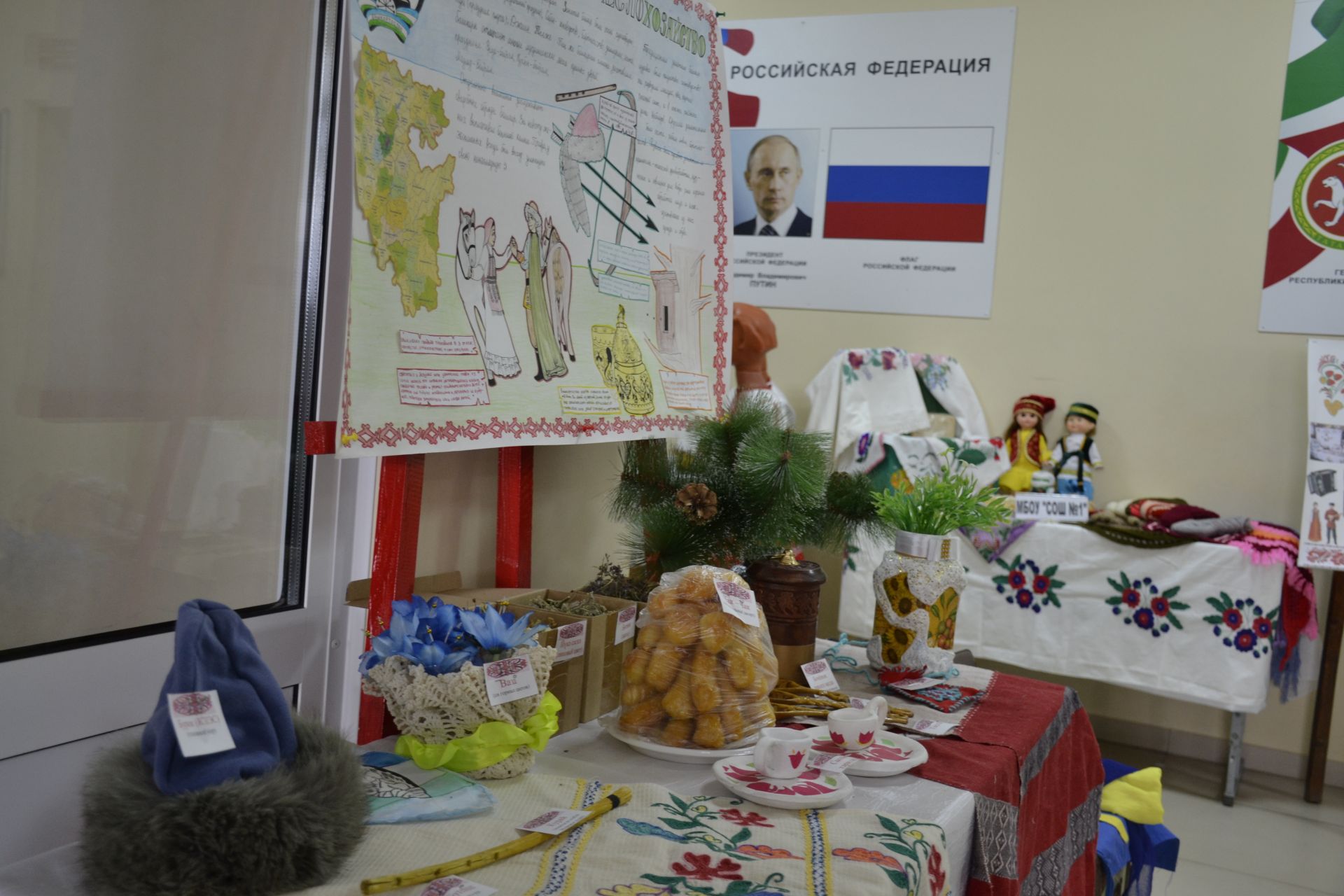 Выставка в СОШ №2 к фестивалю народов Татарстана