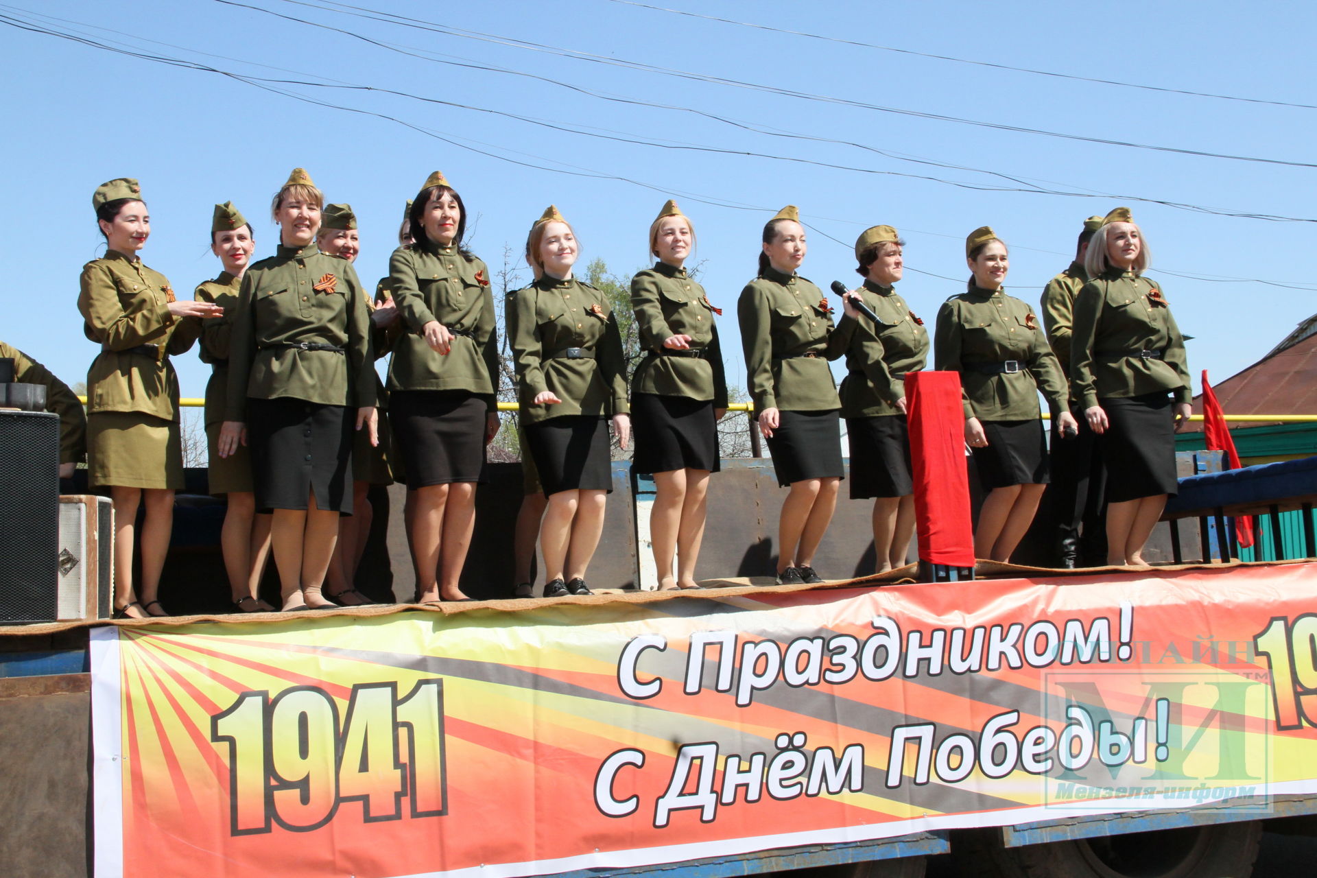 В Мензелинске агитбригада поздравила ветеранов