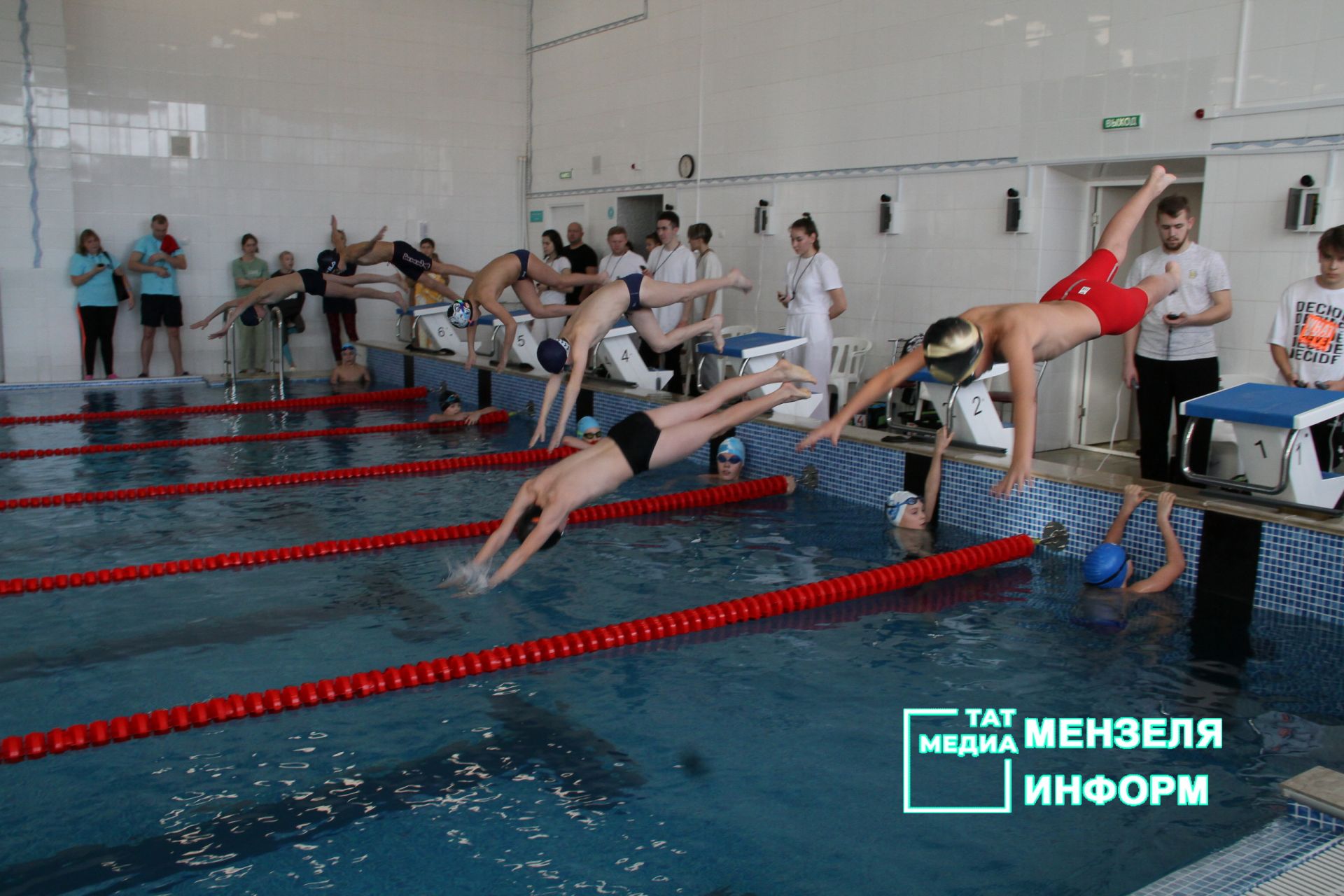 В Мензелинске проходят соревнования по плаванию
