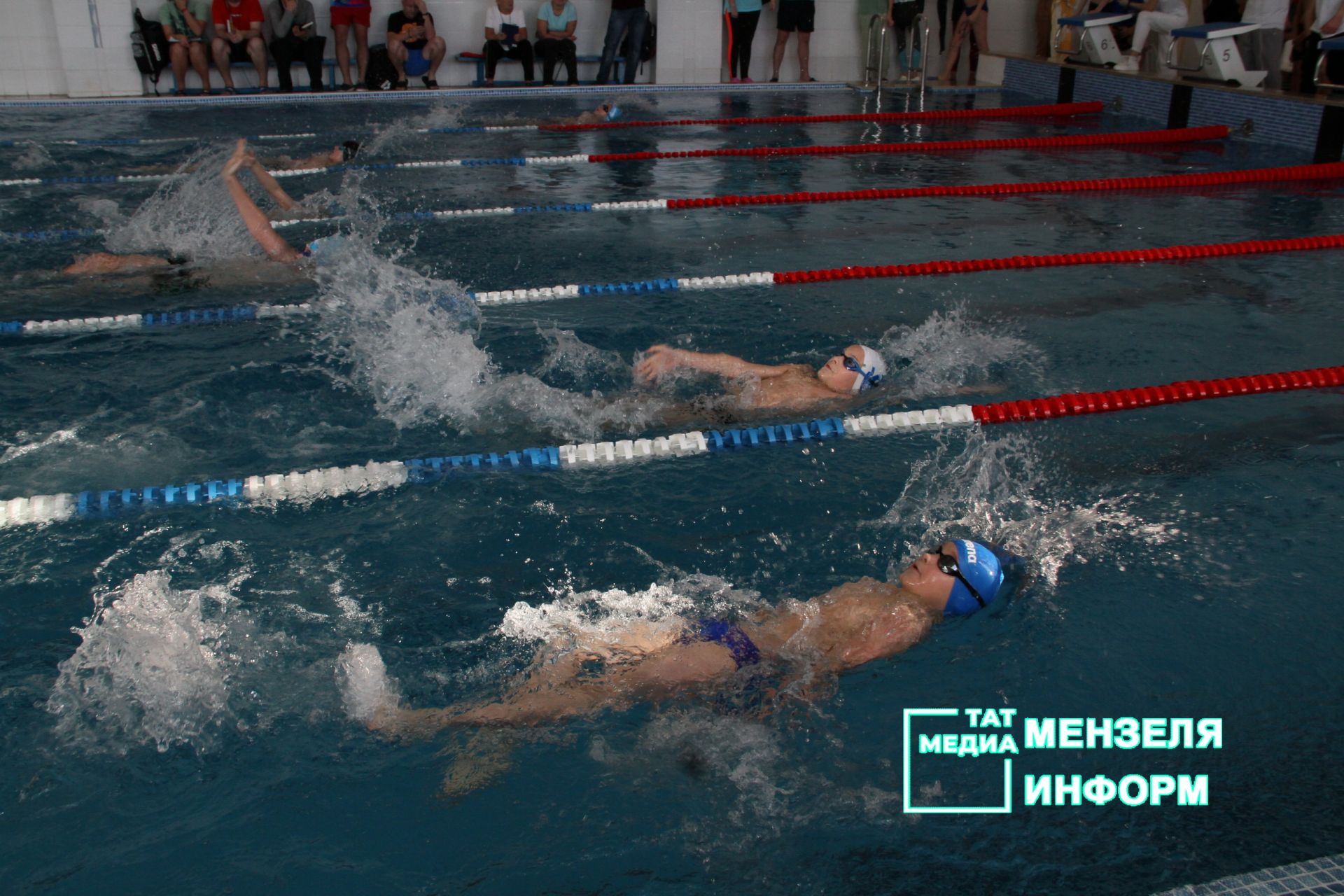 В Мензелинске проходят соревнования по плаванию
