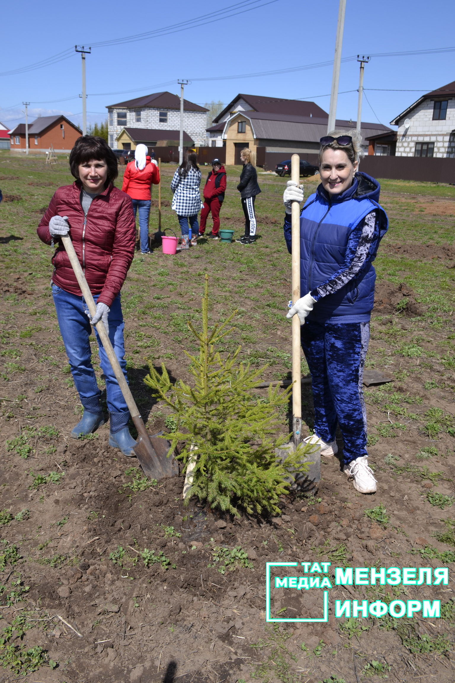 В Мензелинске более двухсот человек посадили деревья в акции "Сад памяти"