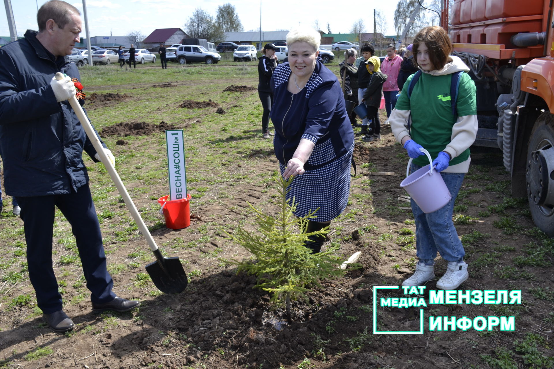 В Мензелинске более двухсот человек посадили деревья в акции "Сад памяти"