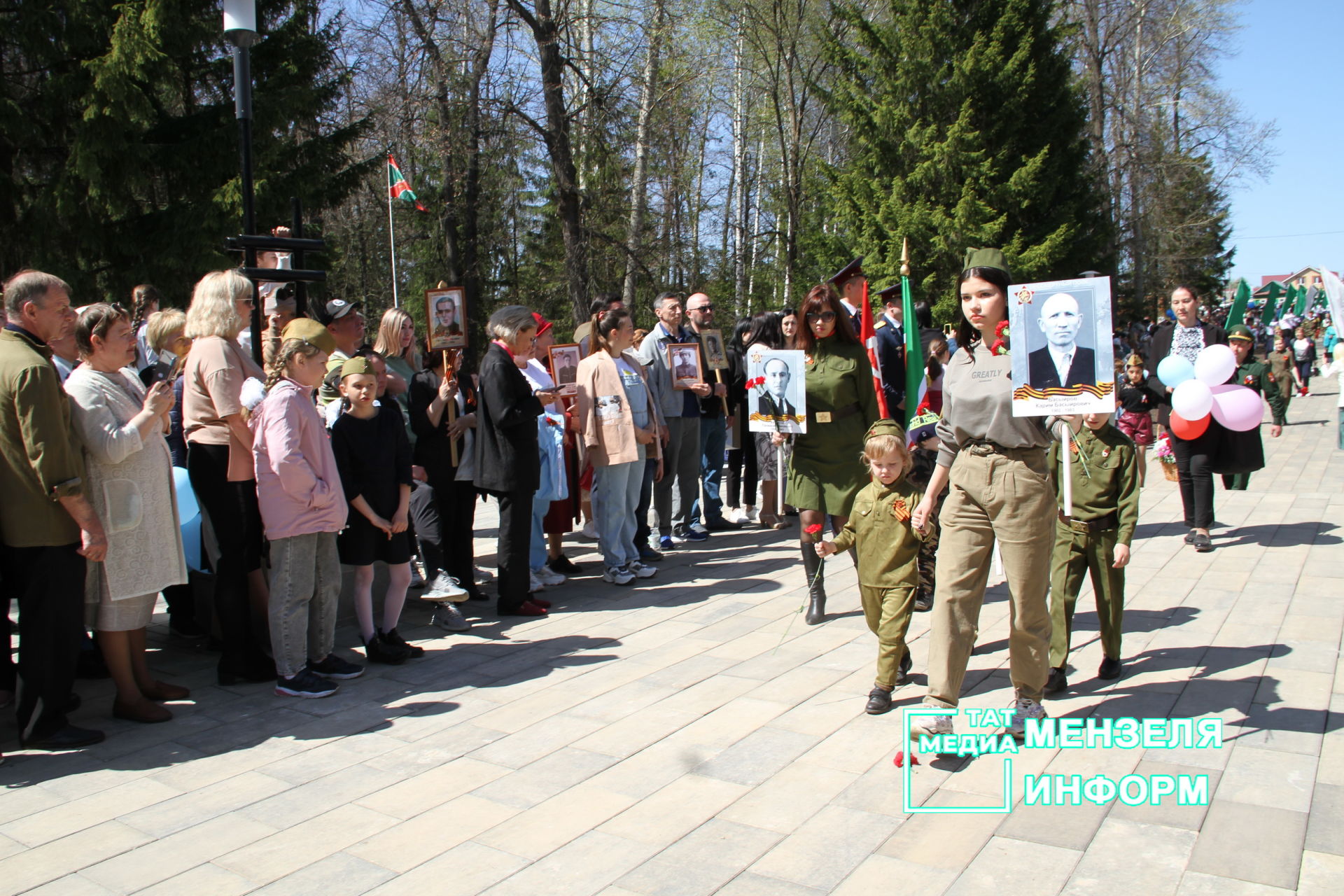 Мензелинцы возложили цветы к памятникам в честь участников Великой Отечественной войны