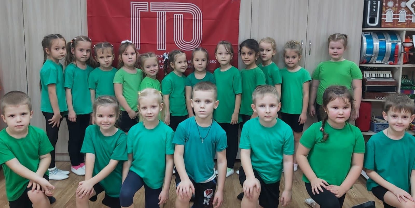 Сотрудники и воспитанники детского сада "Зоренька" выполняют нормативы ГТО