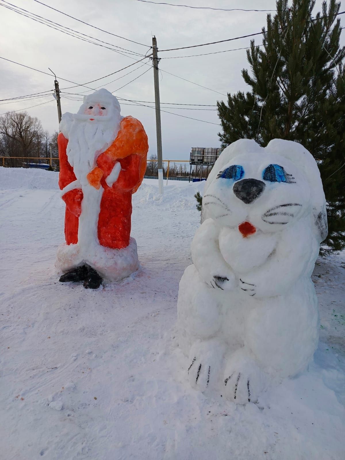 Мензелинцы украшают территории предприятий и учреждений снежными фигурами