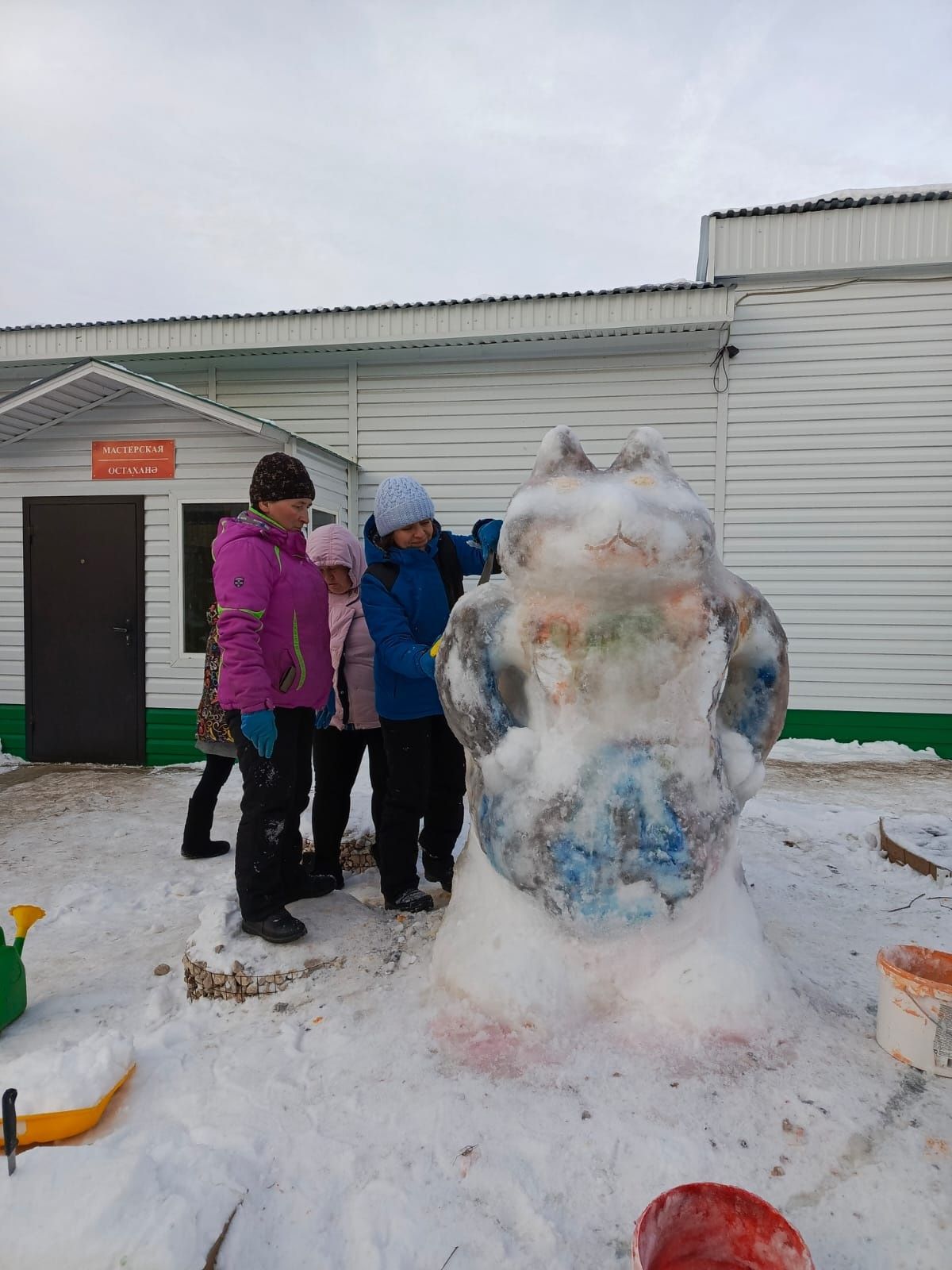 Мензелинцы украшают территории предприятий и учреждений снежными фигурами