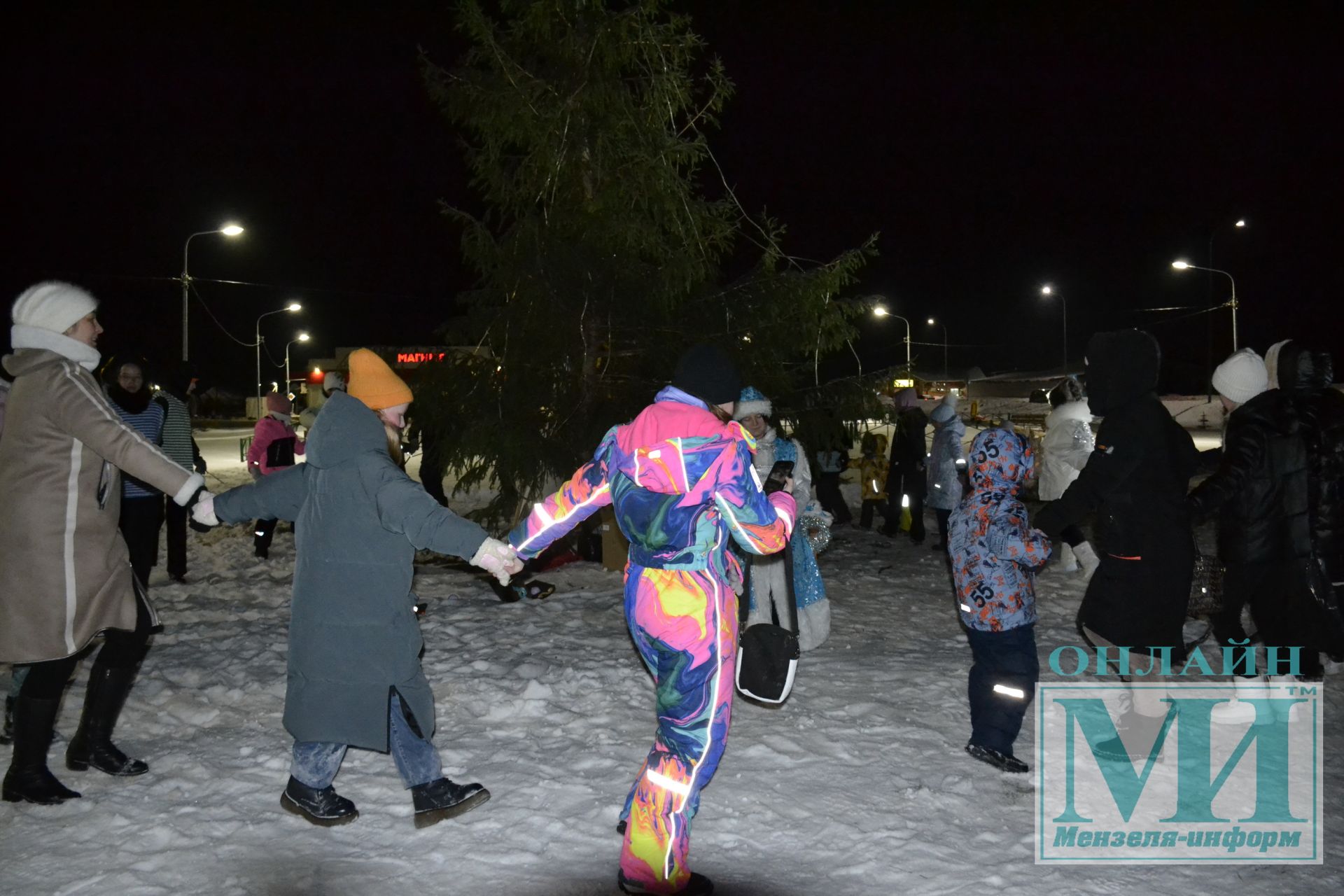 Жители поселка Садак приняли участие в Новогоднем представлении